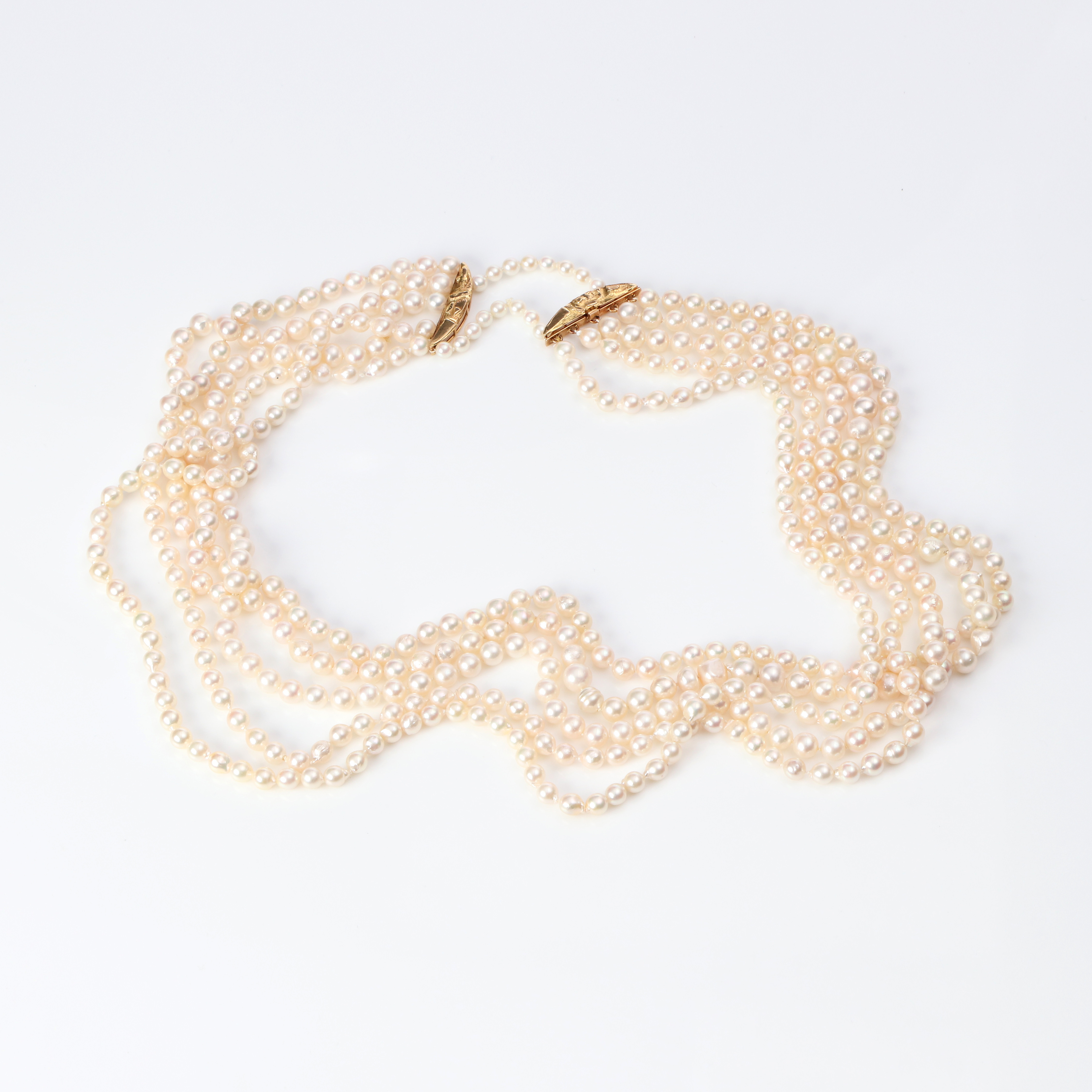 PÄRLCOLLIER. Femradig collier av odlade saltvattenpärlor, lås i 18k guld.