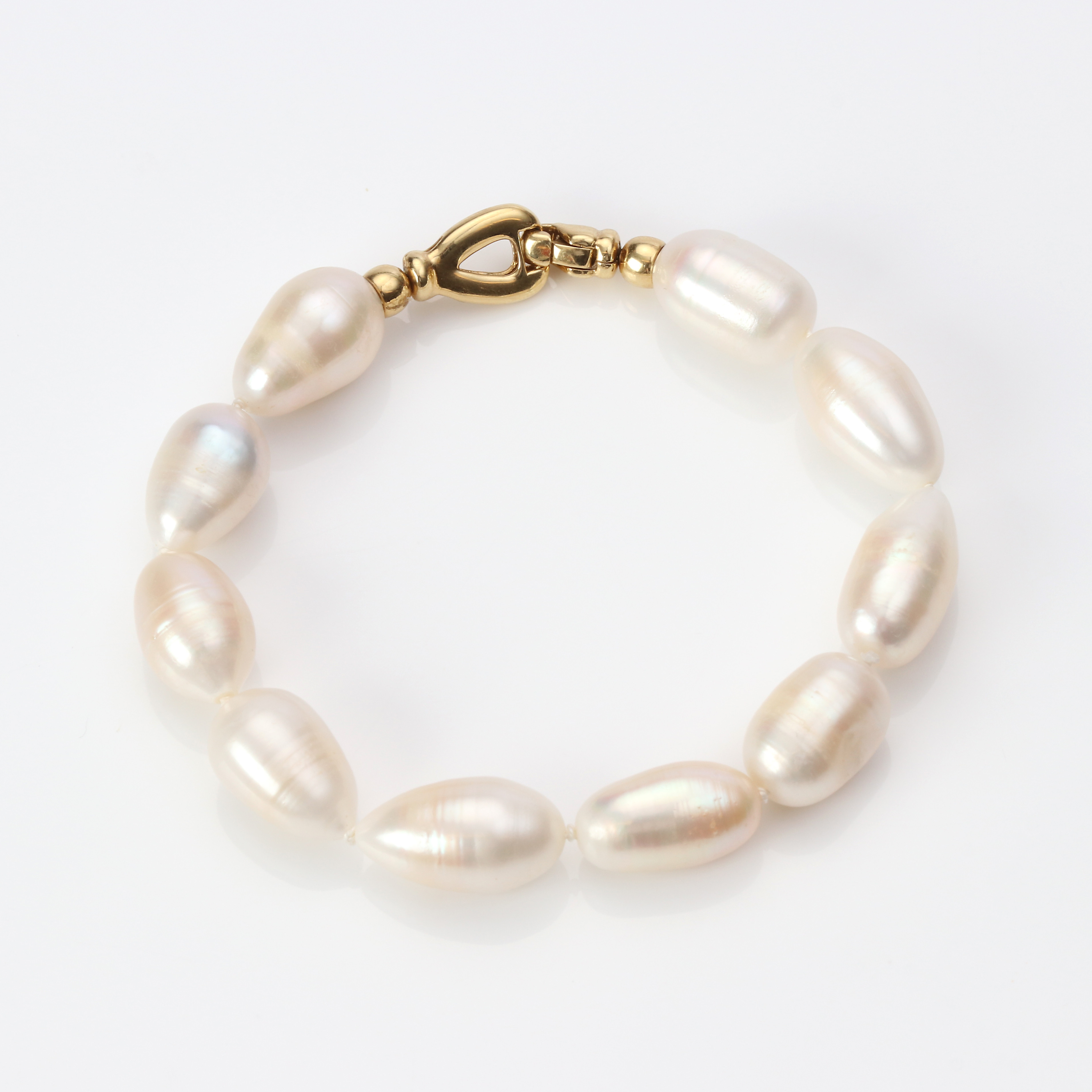 PÄRLARMBAND. Större odlade pärlor, troligen sötvattenpärlor, lås i 18k guld.