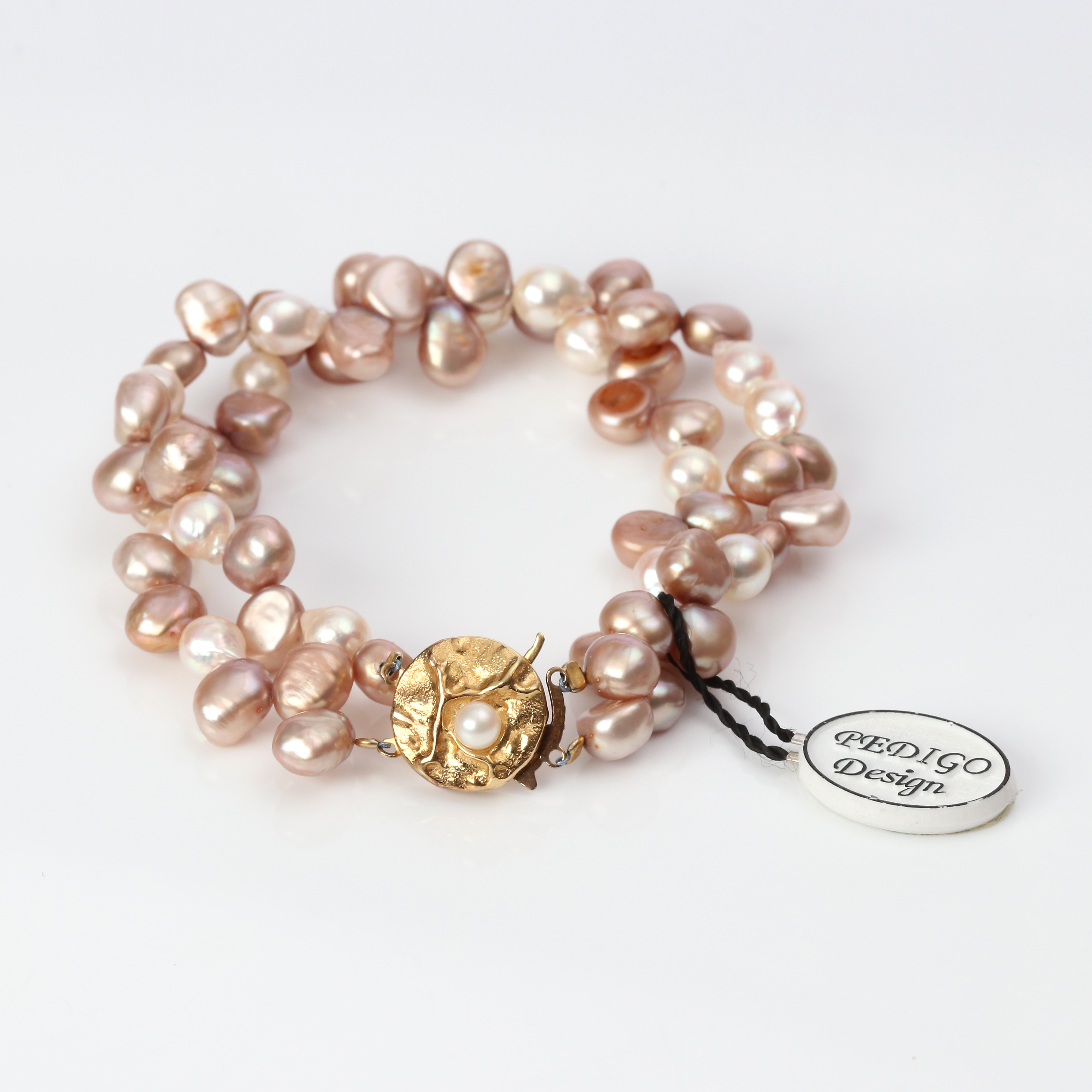 PÄRLARMBAND, DUBBELRADIGT. Odlade pärlor, lås i 18k guld.