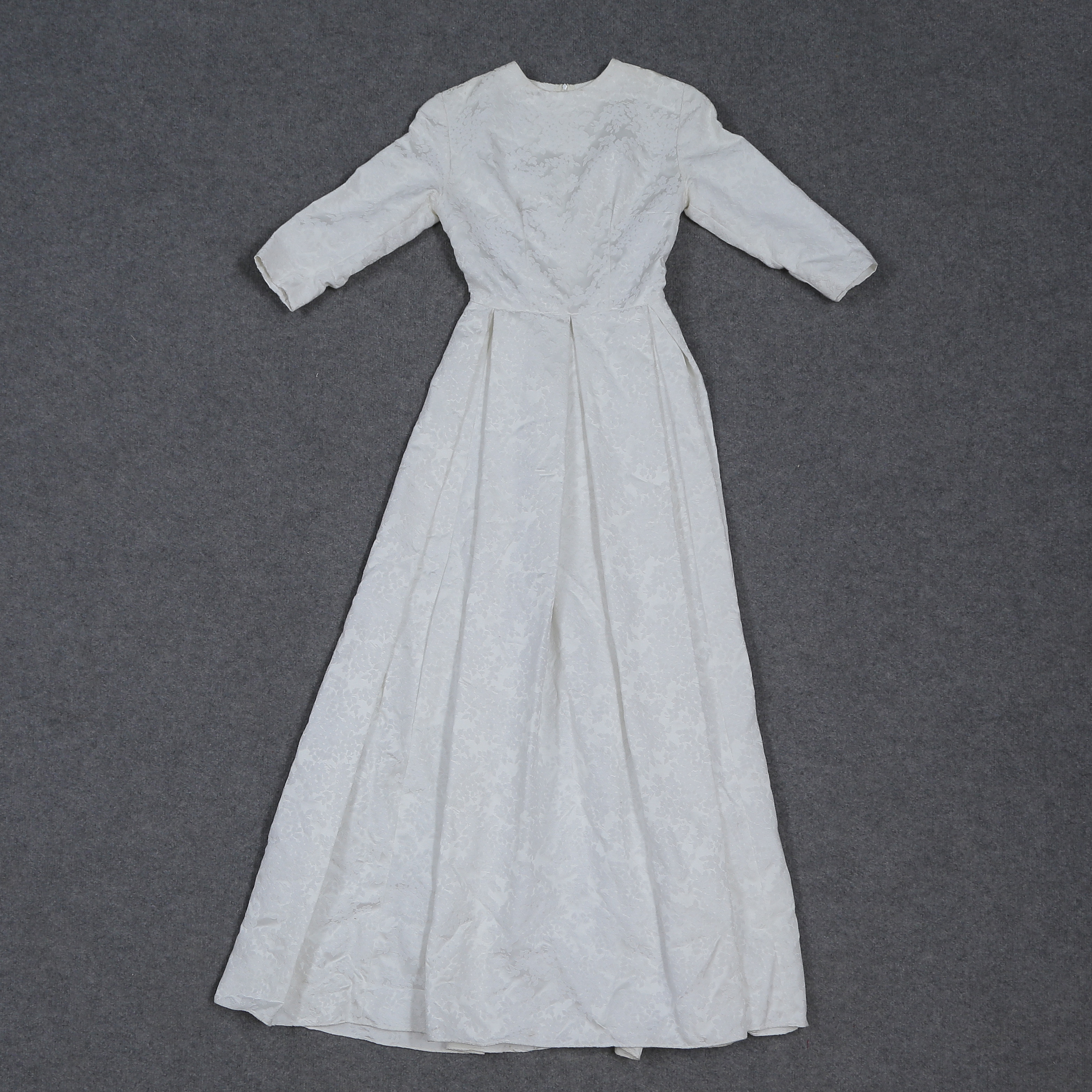 BRUDKLÄNNING SAMT KLACKSKOR ITALY (STORLEK 36).