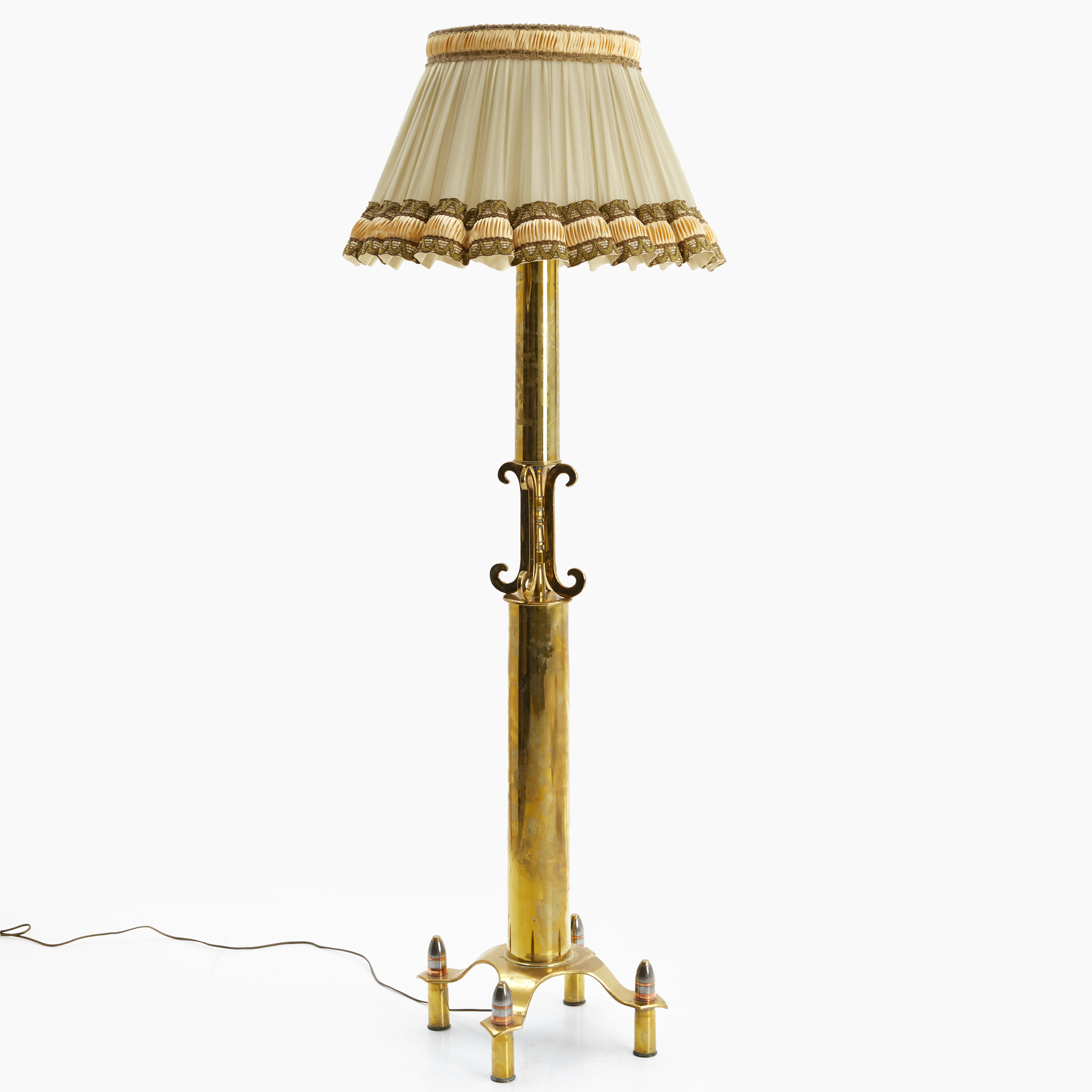 GOLVLAMPA - MINNE AV SKAGERACKSLAGET 1916, mässing, uppbyggd av granathylsor och granater.