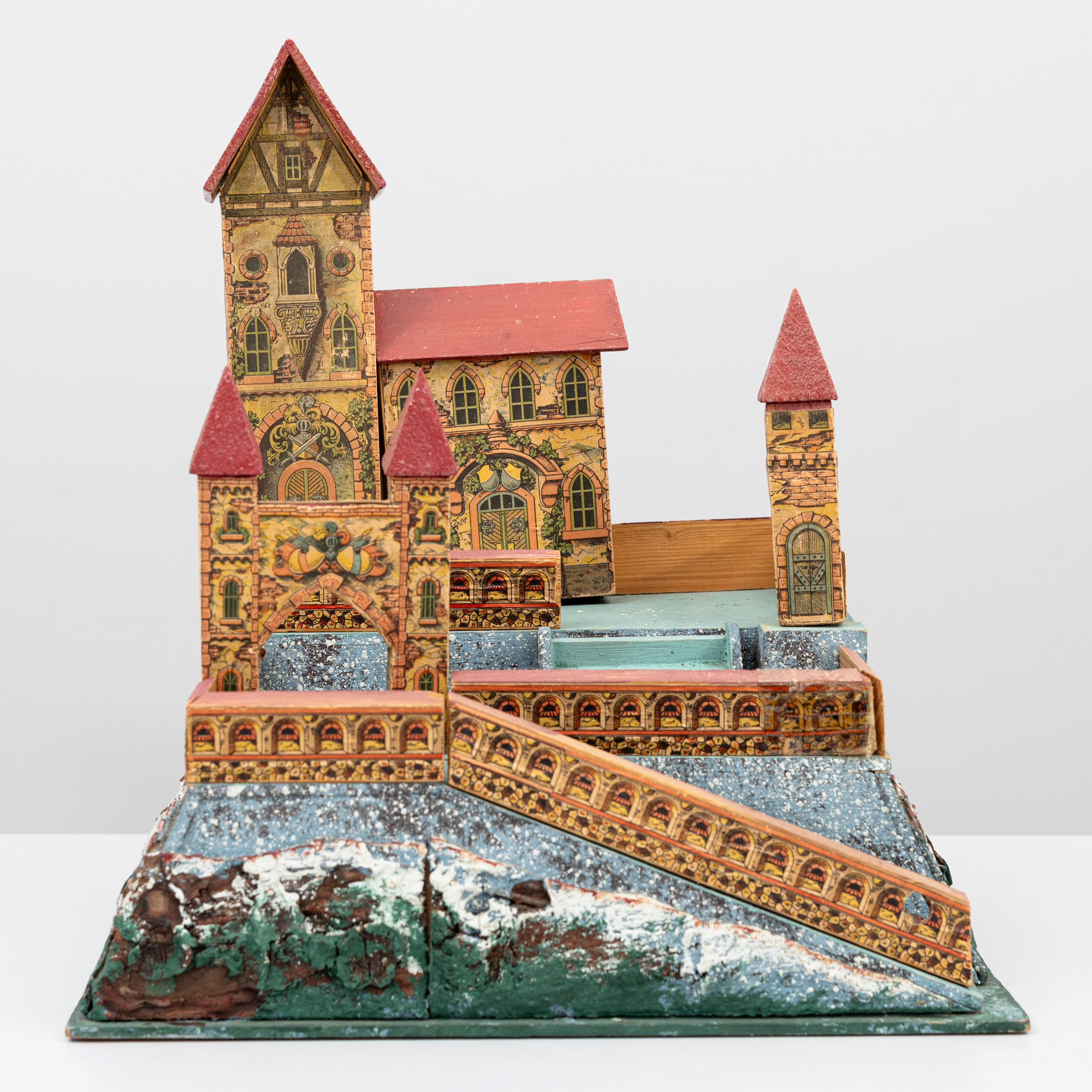 MODELLBORG, trä, etikettmärkt MOKO, M. Kohnstam & Co, Bavaria, Tyskland, 1900-talets första hälft.