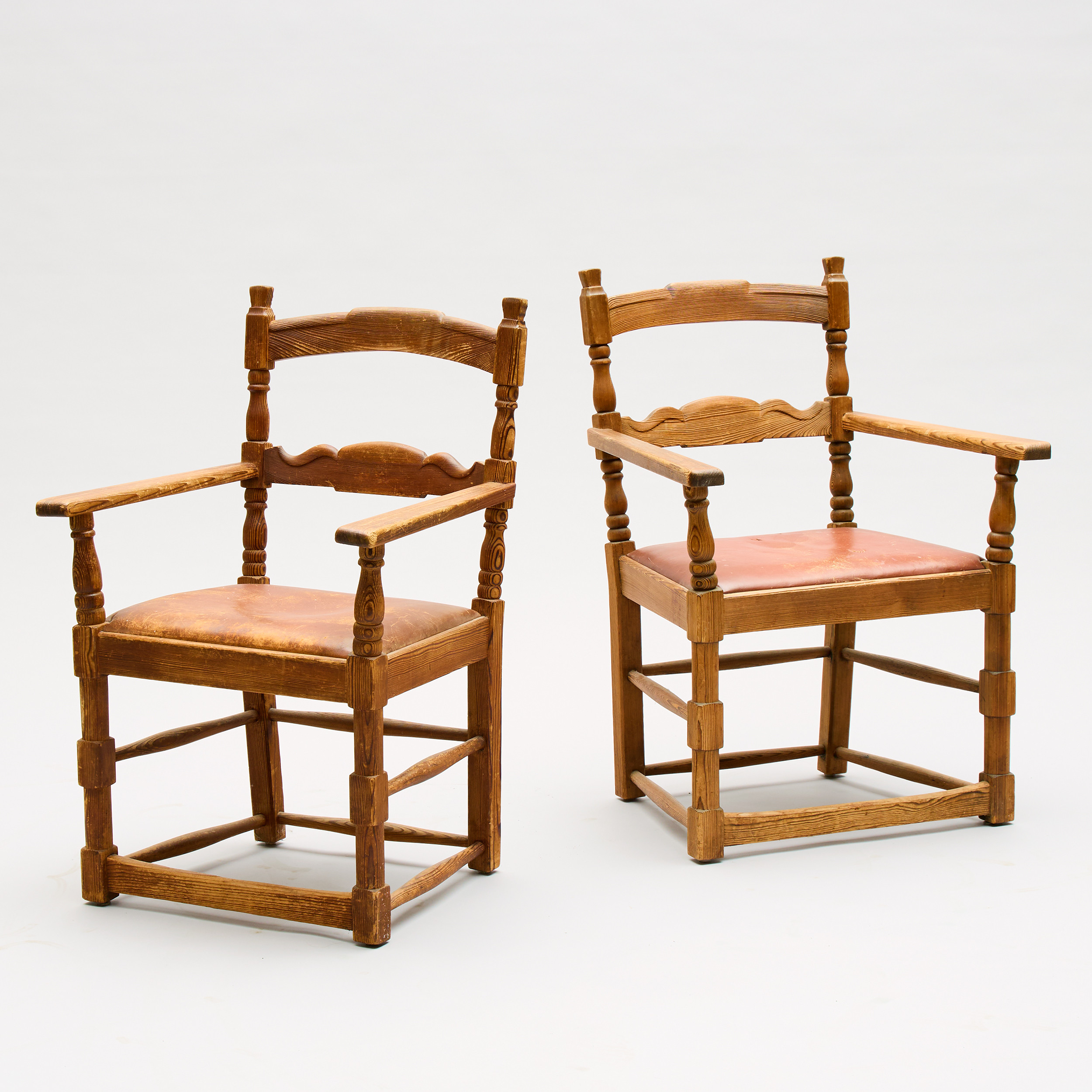 KARMSTOLAR, ett par, furu, 1930/40-tal.