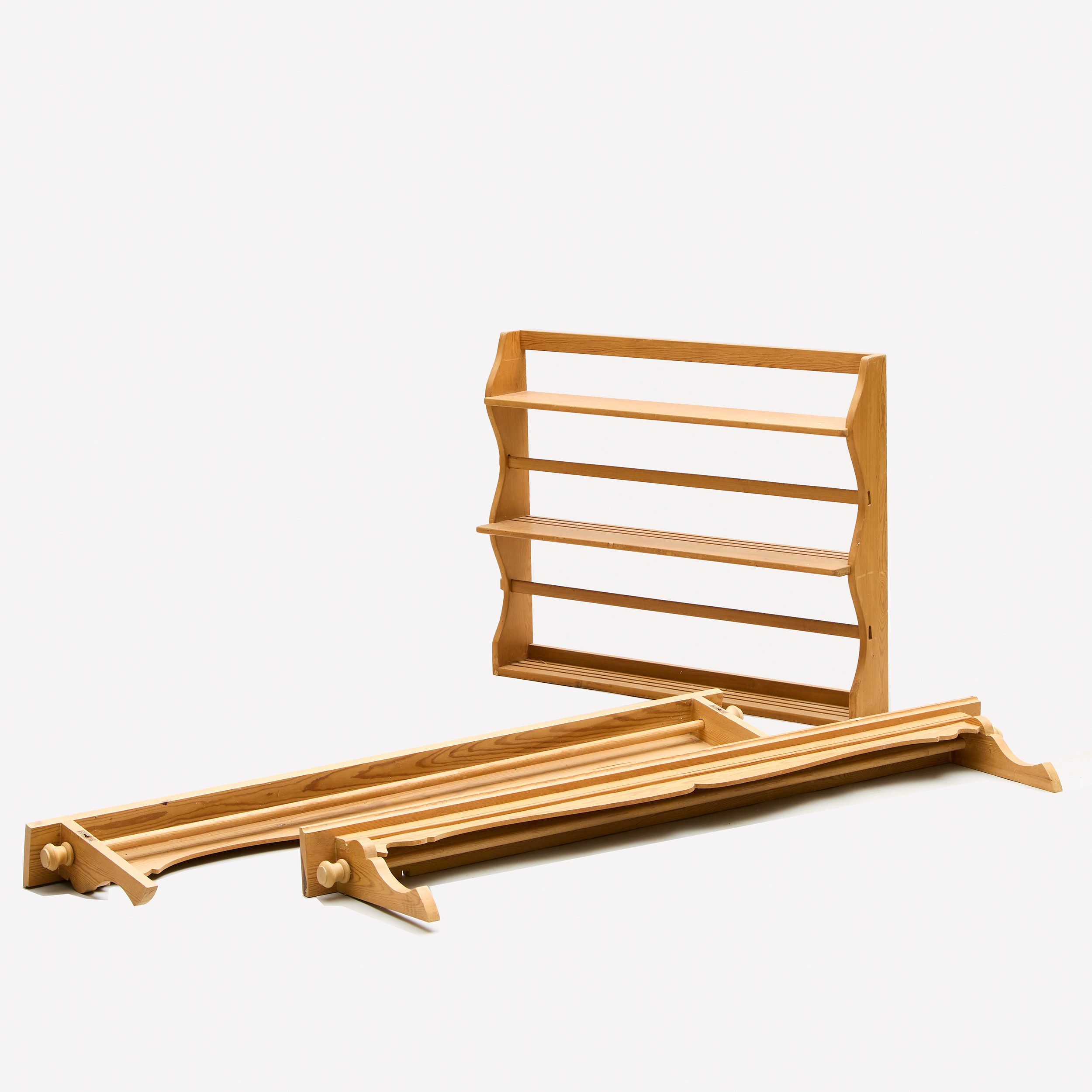 GARDINSTÄNGER ett par samt TALLRIKSHYLLA sent 1900-tal.