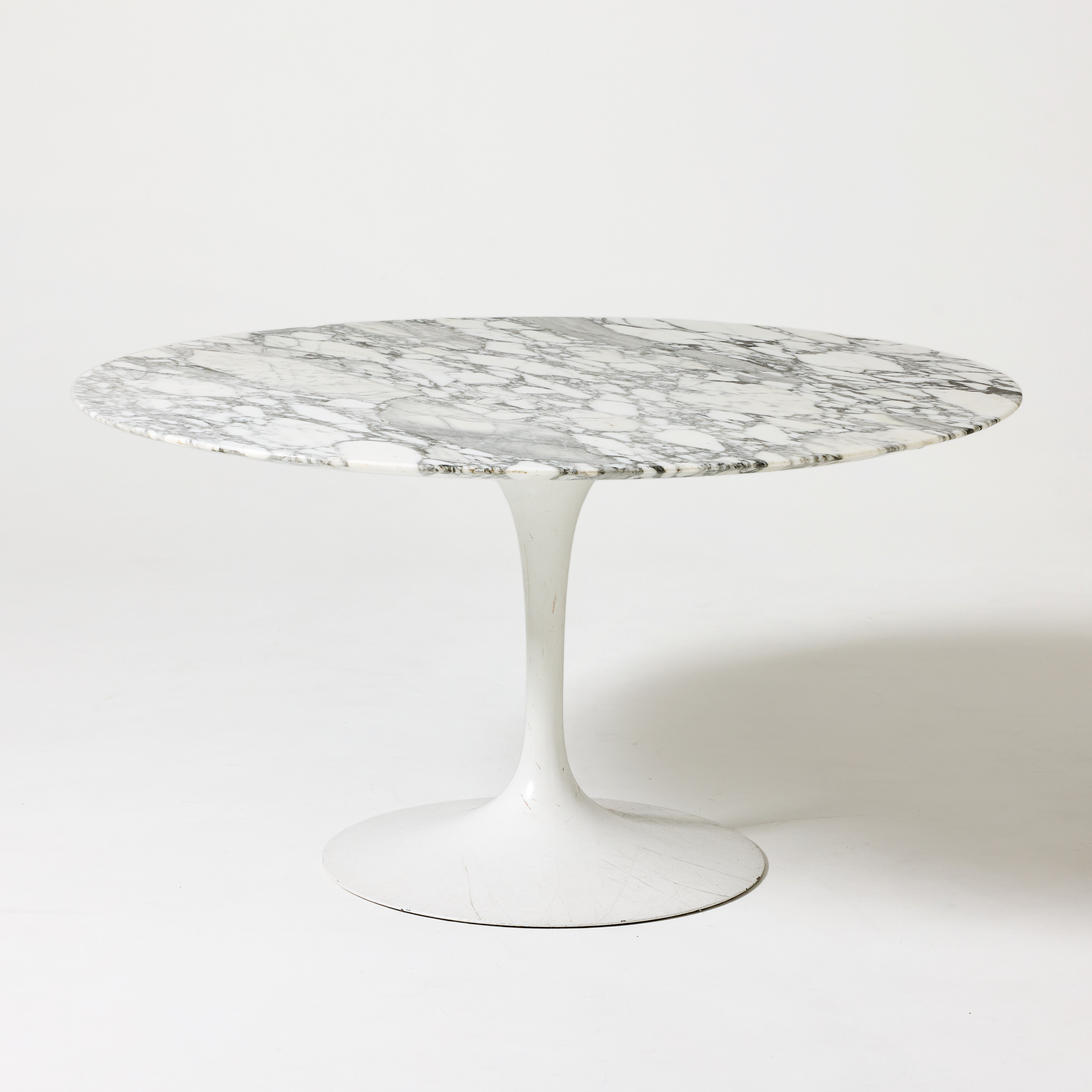 EERO SAARINEN. "Tulip", matbord, sannolikt Knoll International, 1970-tal, vitlackerad pelarfot med skiva i vit marmor.