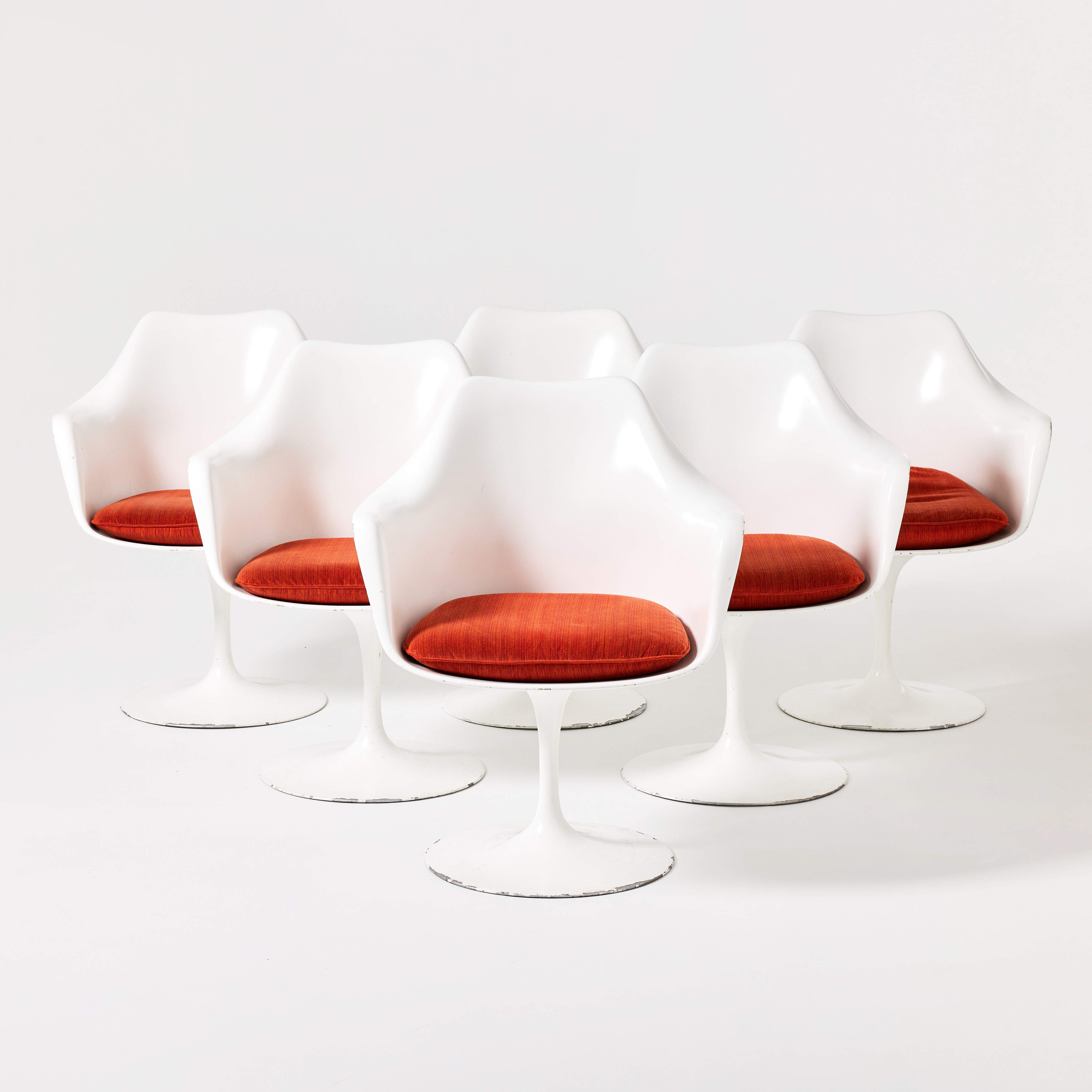 EERO SAARINEN. "Tulip", stolar, sex stycken, Knoll International, sannolikt 1970-tal, glasfiberförstärkt vit plast med vitlackerad centralfot i aluminium, lösa sittplymåer.