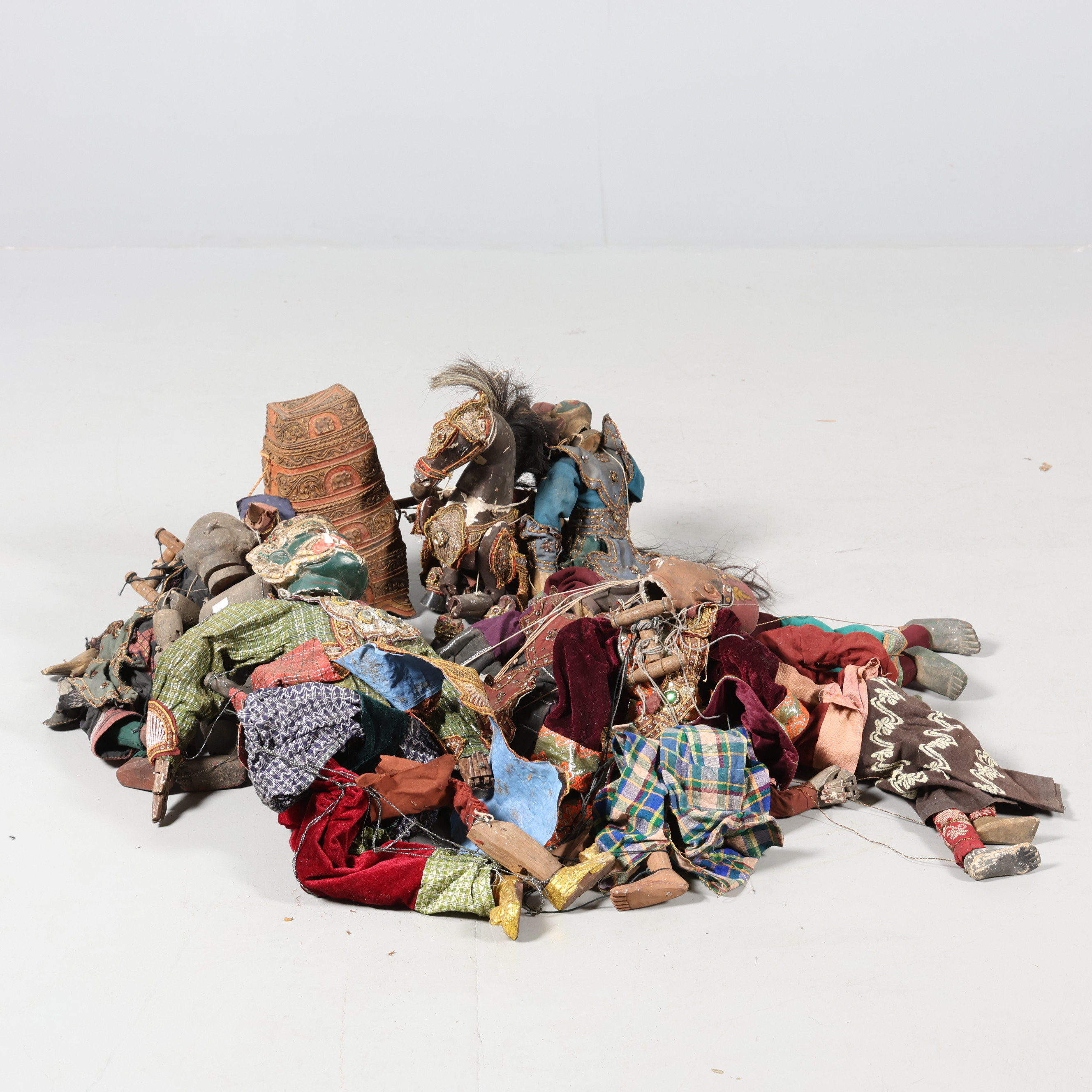 MARIONETTDOCKOR samt tillbehör, 11 delar.