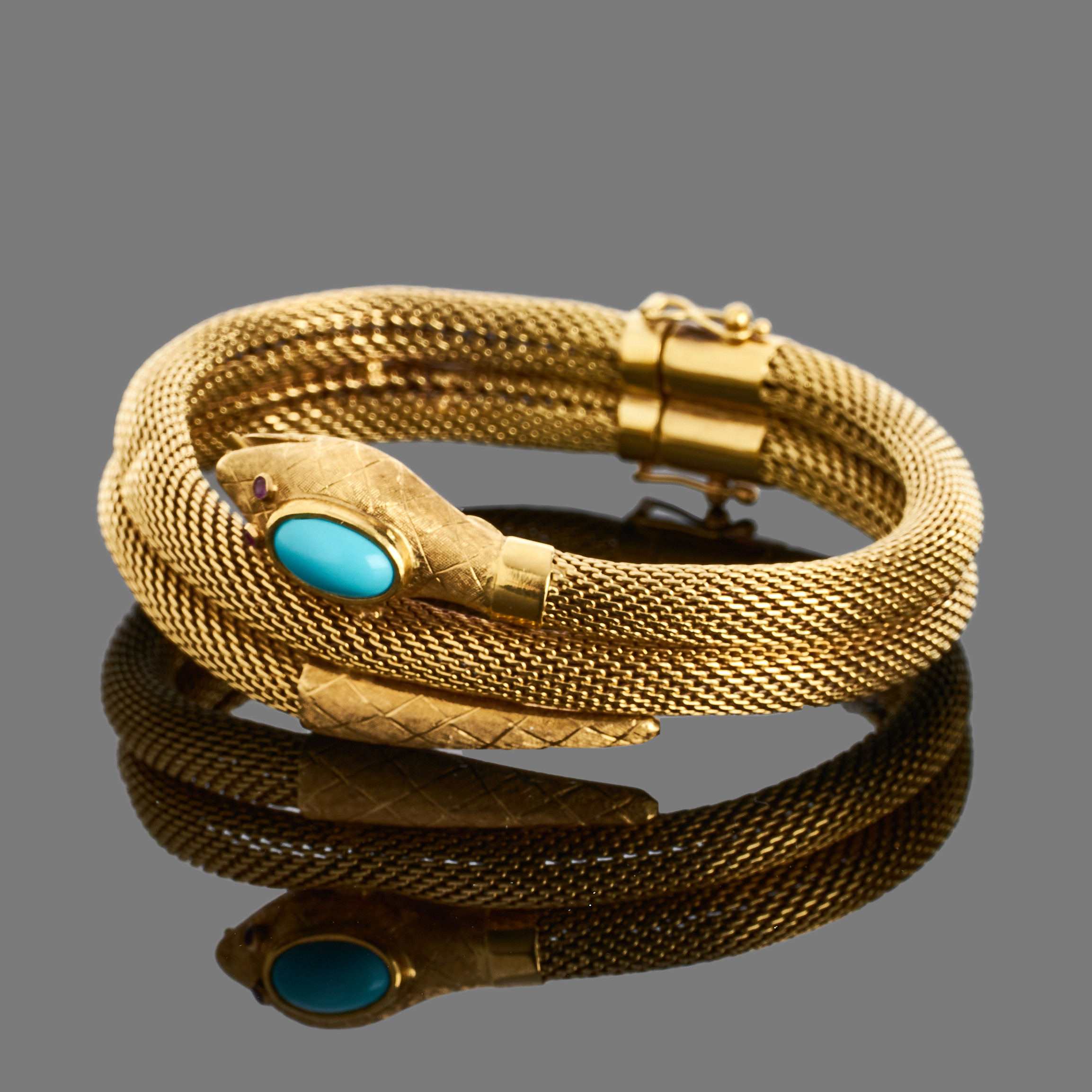 ARMBAND, 18k guld, form av en orm, strukturerad yta, ormhuvud dekorerat med en turkos samt två st rubiner till ögon, Italien.
