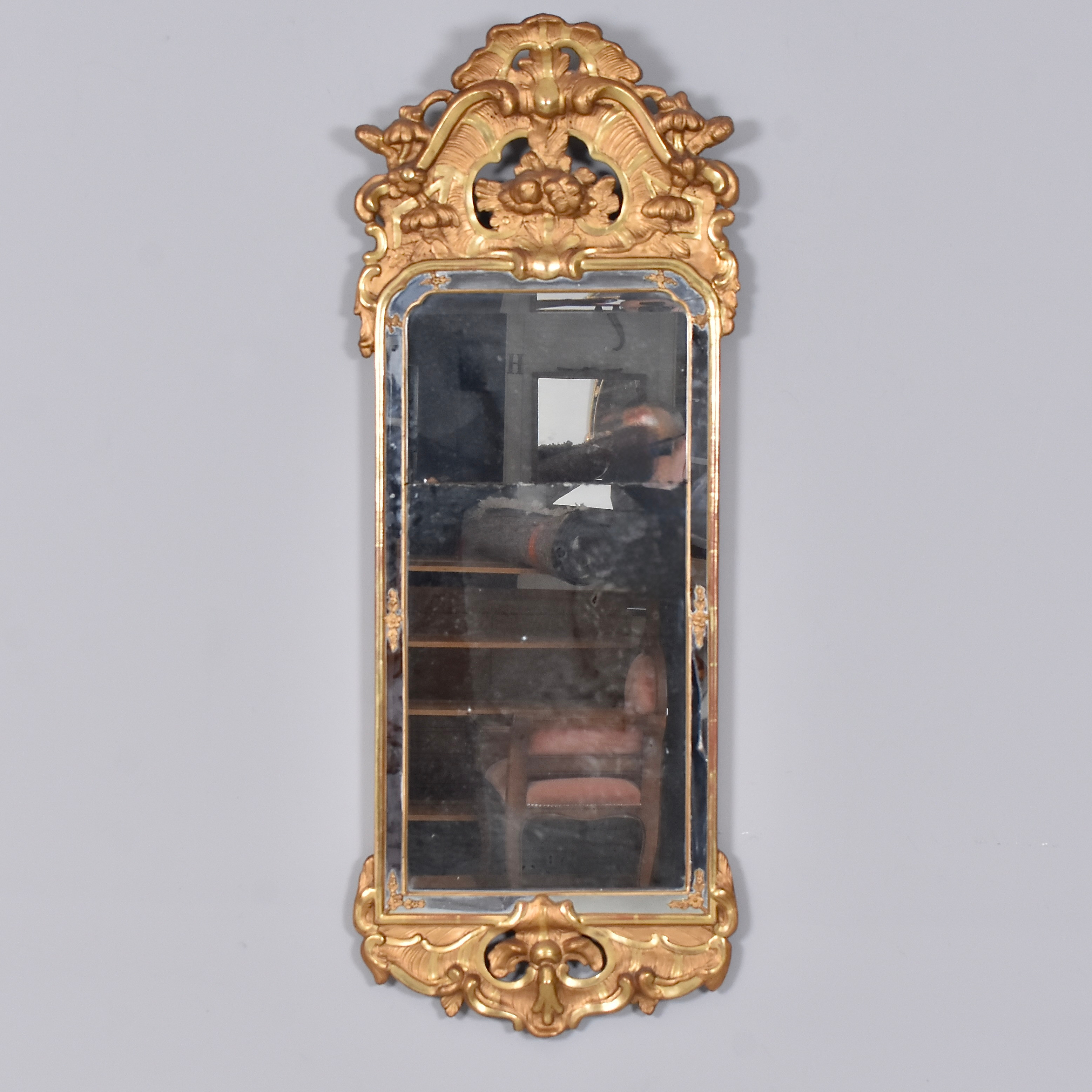 EHRHART GÖBEL. spegel, förgyllt trä och pastellage, rokoko, 1700-talets mitt.