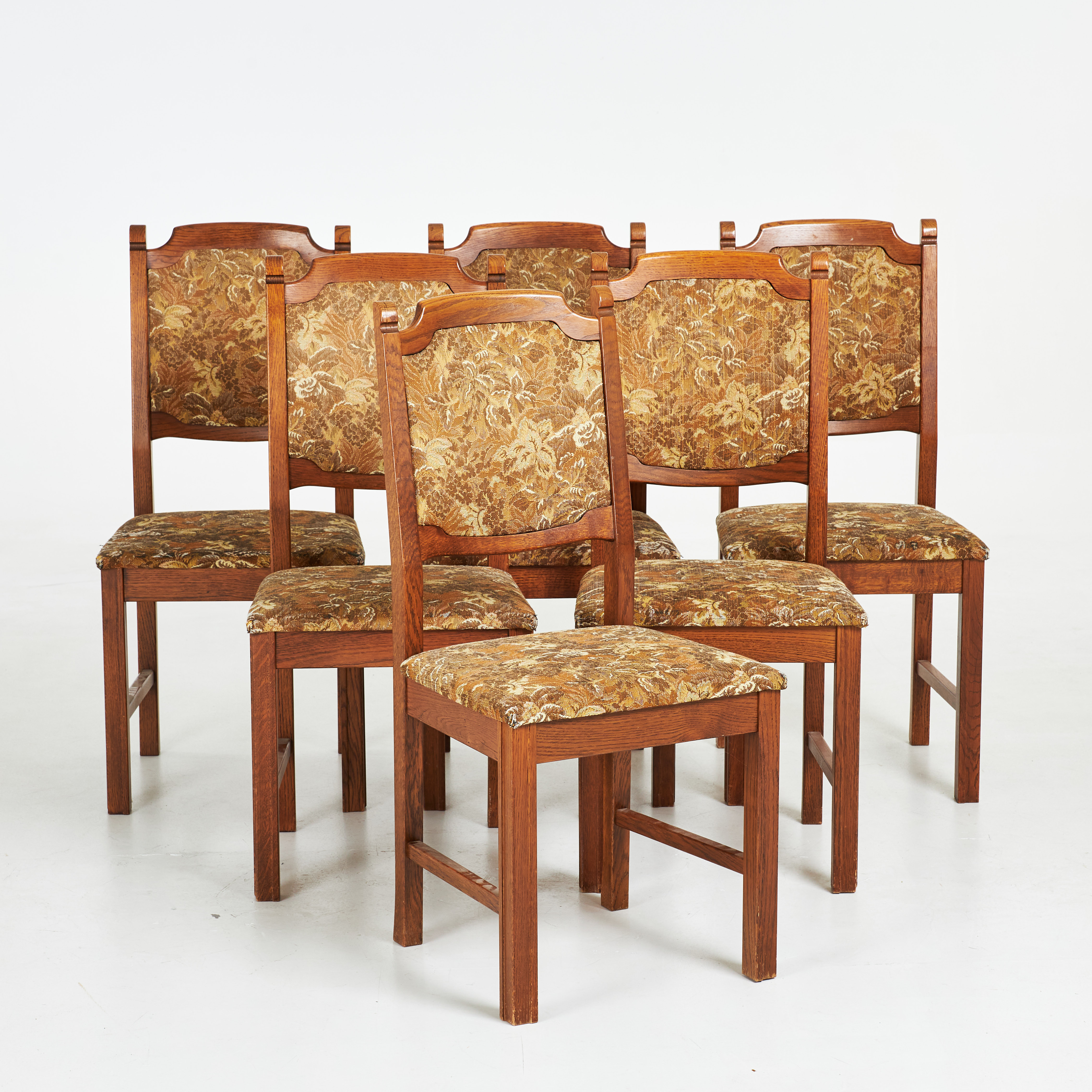 STOLAR, 6 st, stommar i betsad ek, klädsel i textil, 1900-talets första hälft.