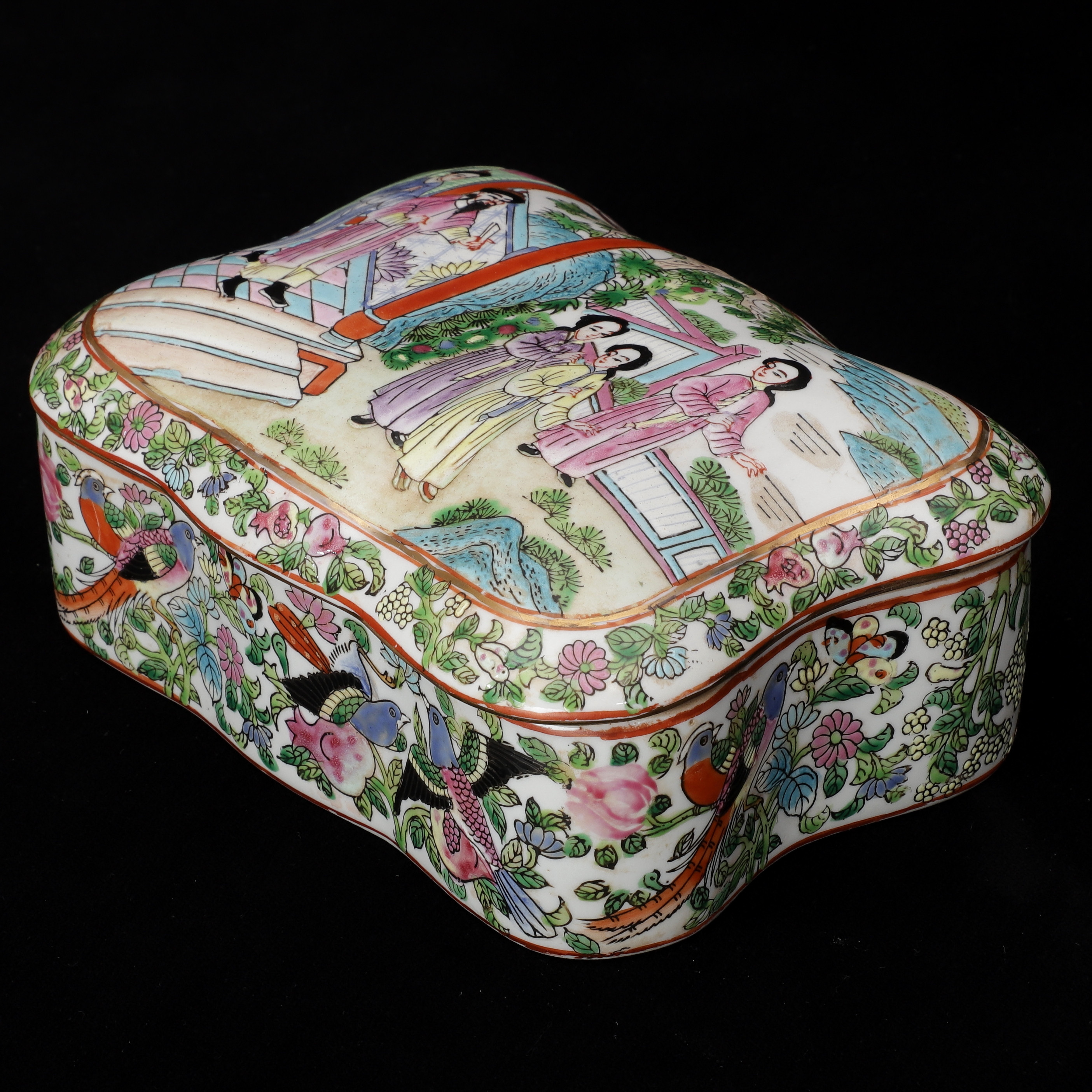 DOSA MED LOCK, porslin, Kina, 1800/1900-tal.