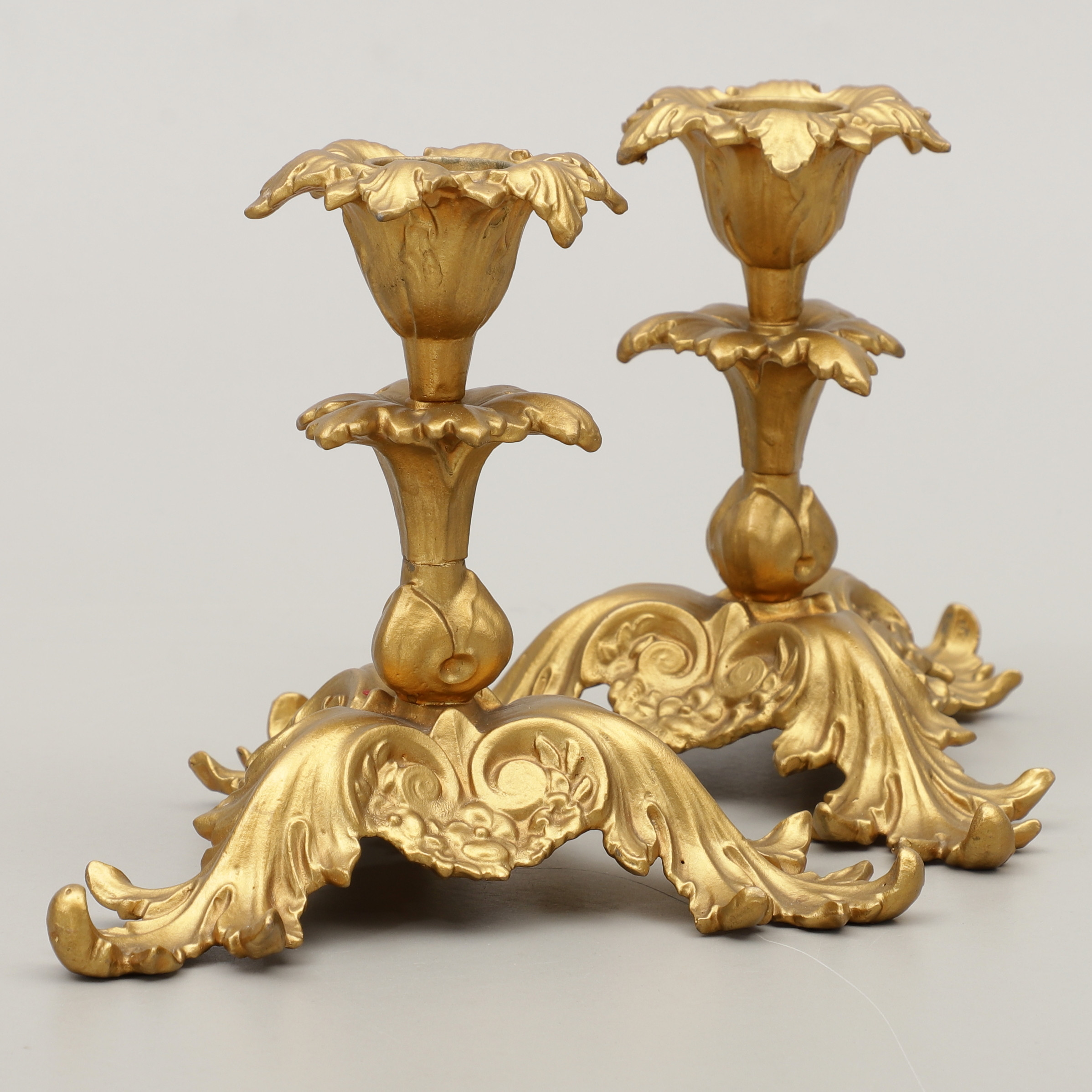 LJUSSTAKAR, ett par, bronserade, rokokostil, 1800-tal.