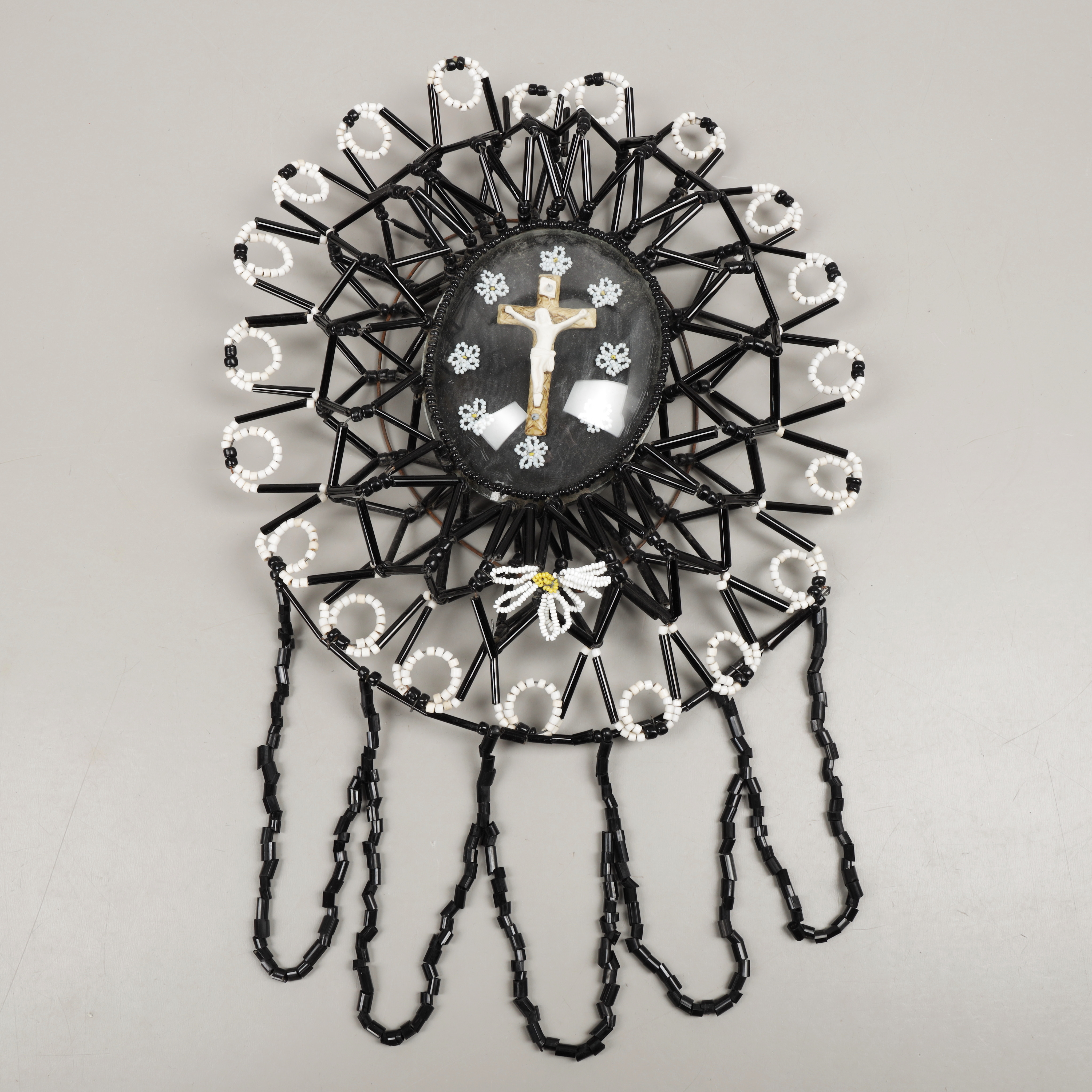 KRUCIFIX, väggprydnad, glas/plast, 1900-tal.