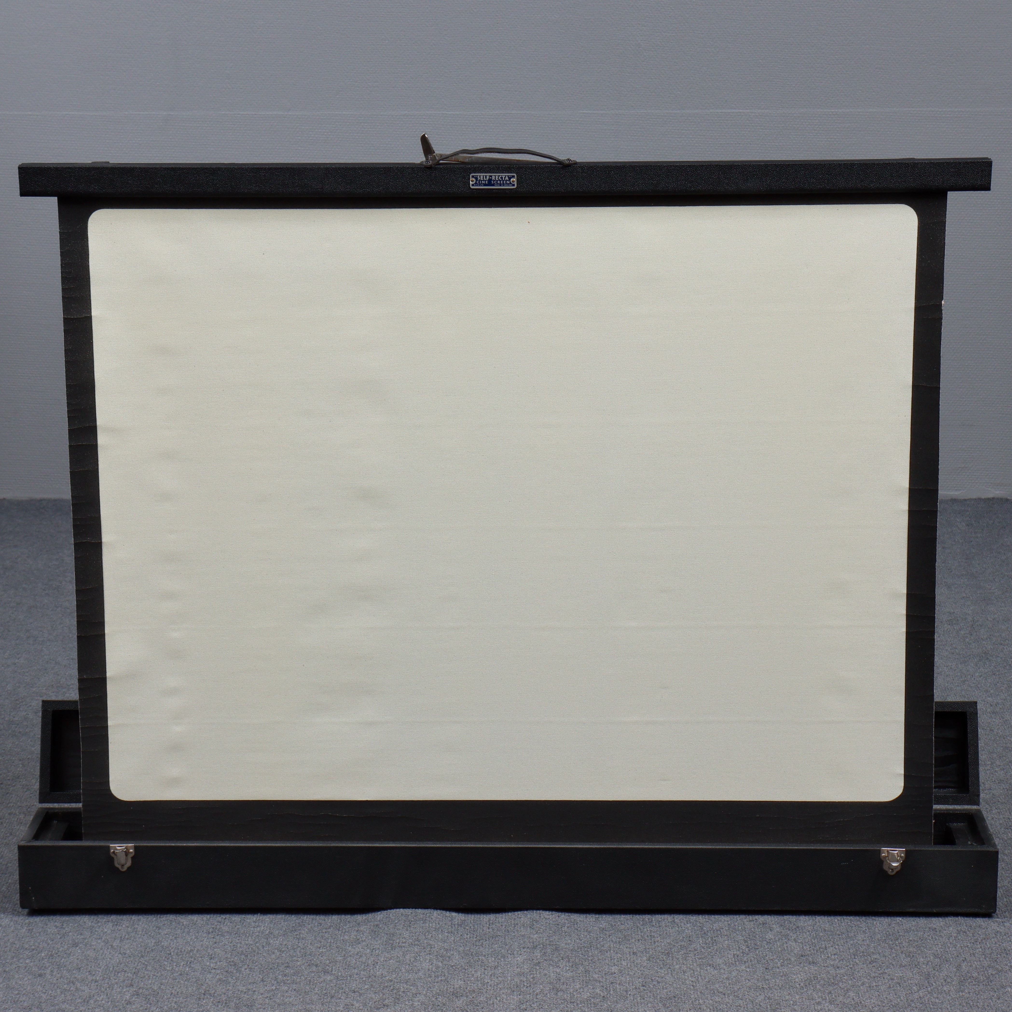 BIODUK I LÅDA "SELF-RECTA" CINE SCREEN, MADE IN ENGLAND.