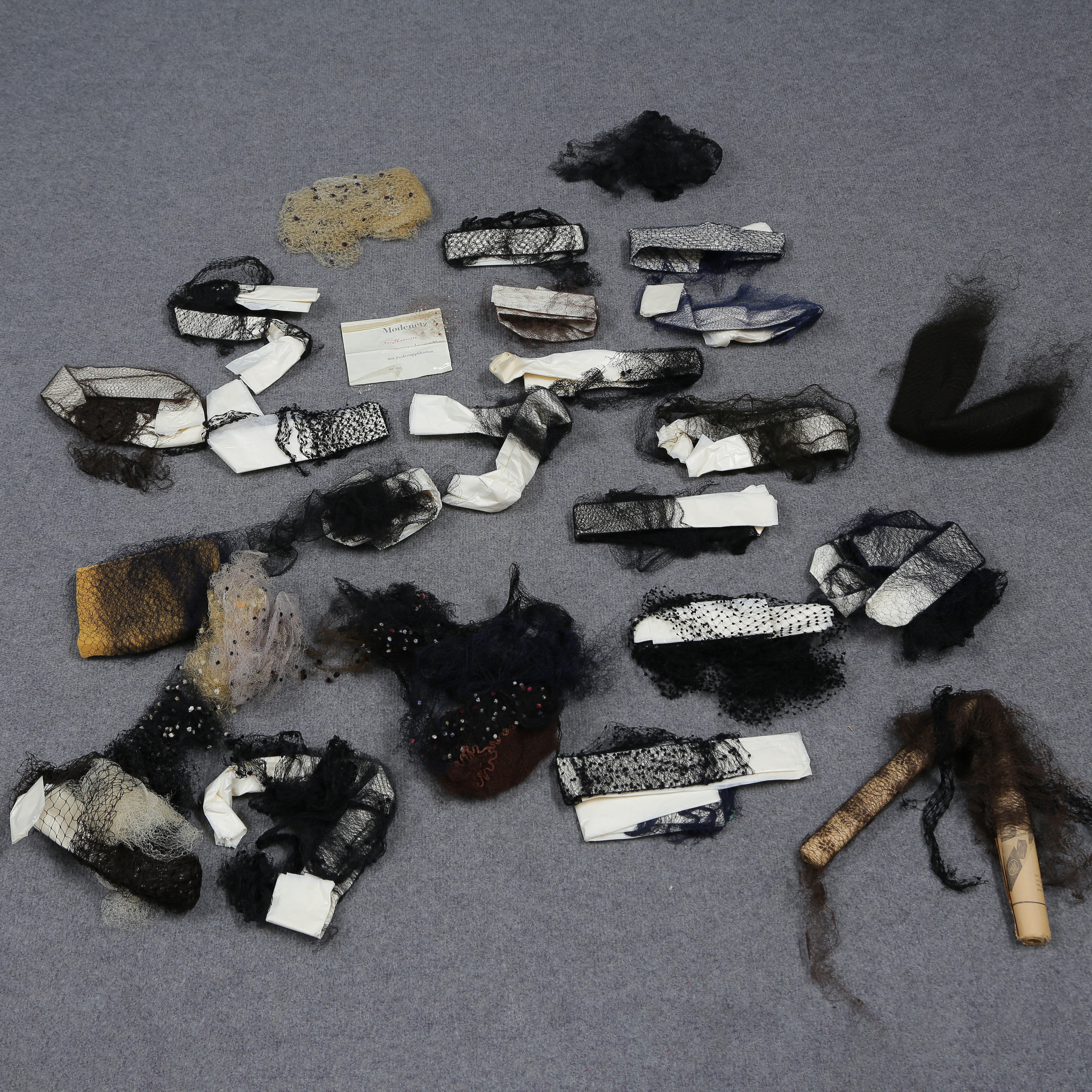 STOR SAMLING SORGSLÖJOR/NÄTDEKOR TILL HATTAR (FLOR), OLIKA KULÖRER.