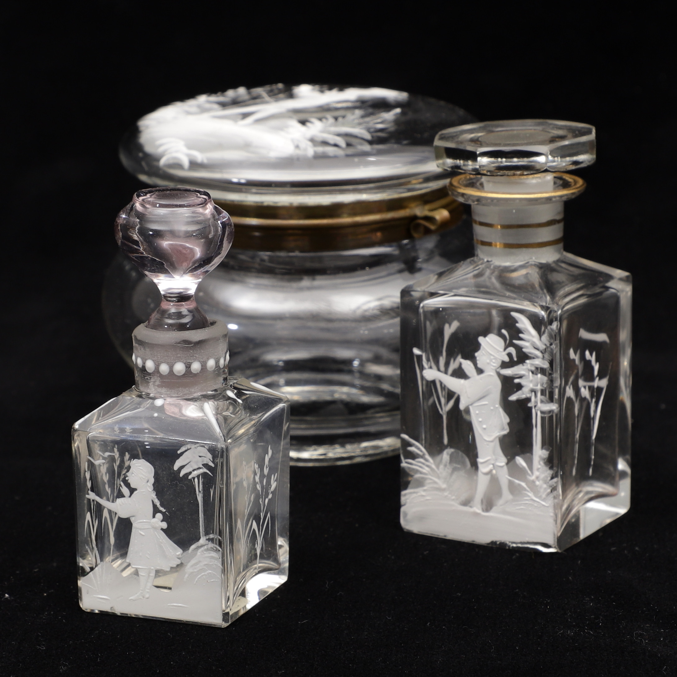 FLAKONGER, SMYCKESKRIN, 3 delar, glas, Mary Gregory-stil, mässingsinfattning. 1900-talets första hälft.