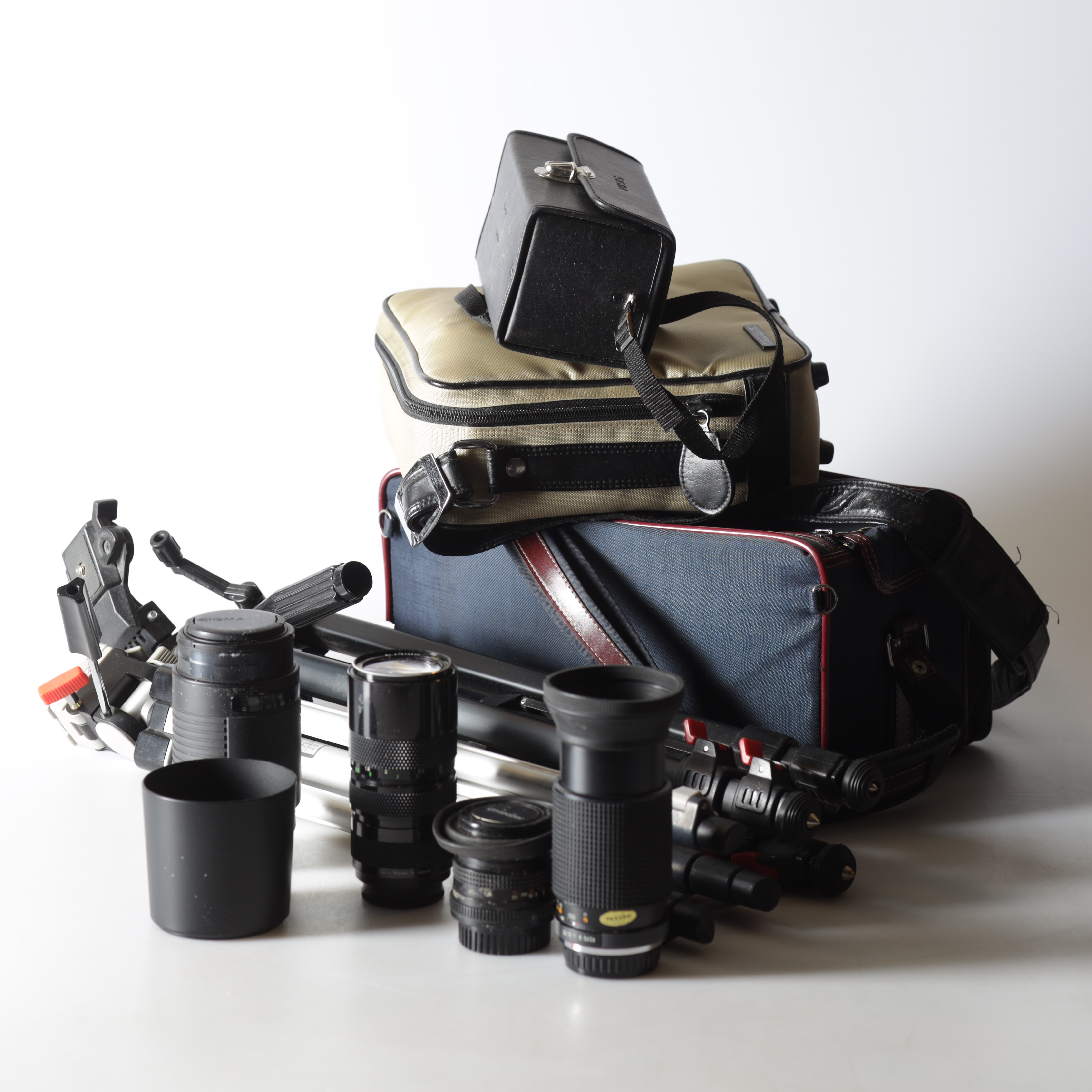 KAMERA, Pentax Me, div. tillbehör, bl.a. objektiv & stativ.