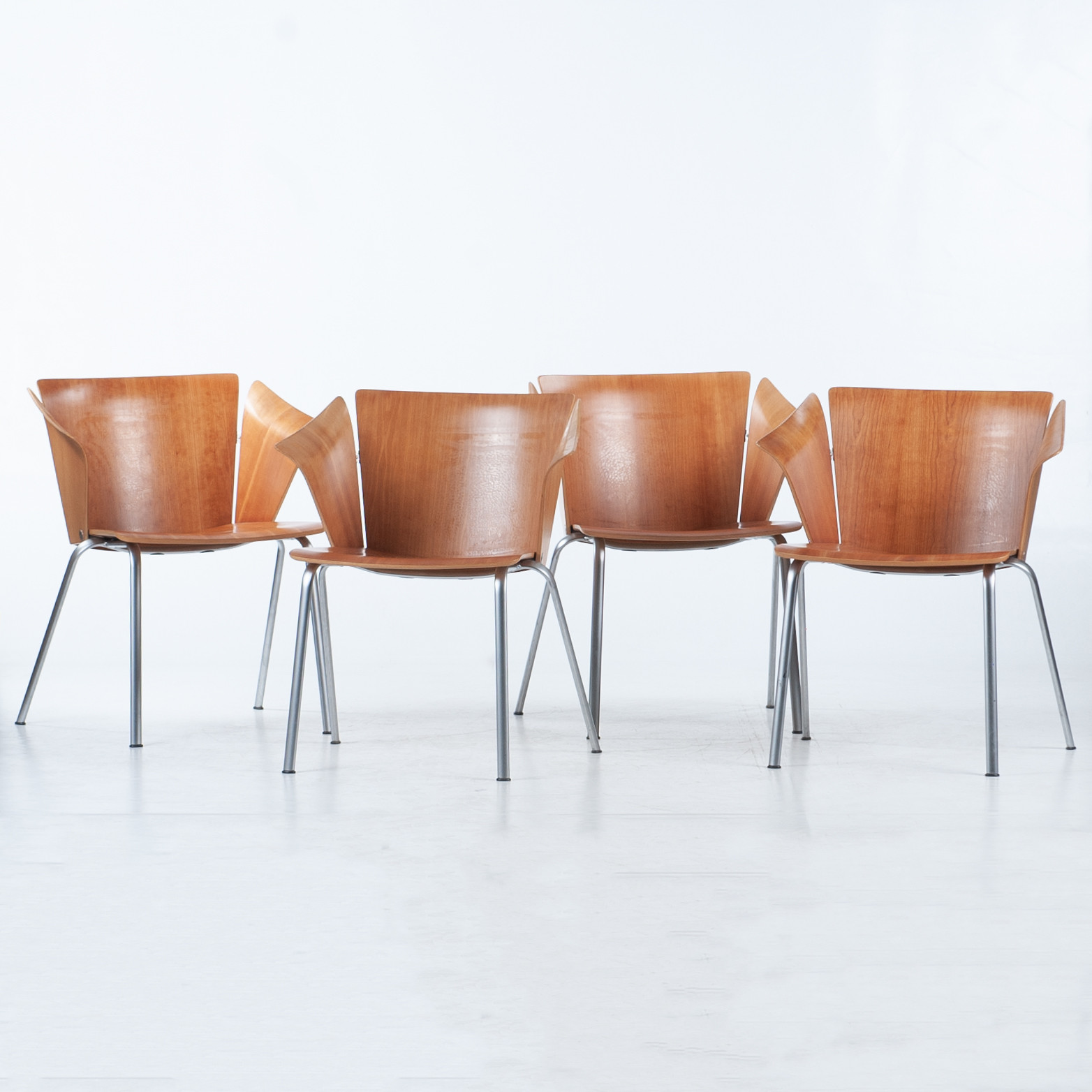 VICO MAGISTRETTI. För Fritz Hansen, karmstolar, 4 st skiktlimmat trä.