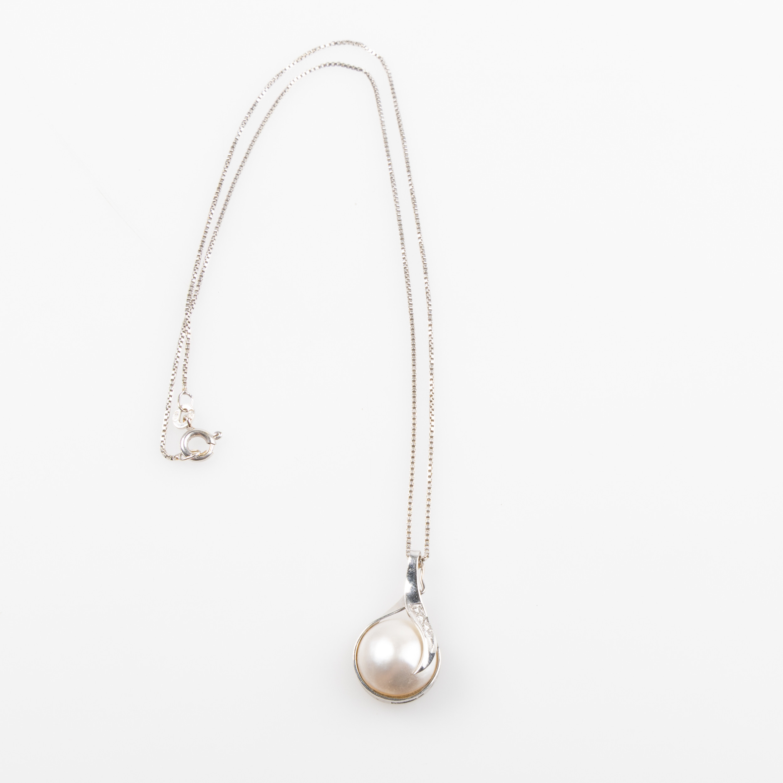 HÄNGE MED KEDJA, 18K vitguld, mabépärla och diamanter.