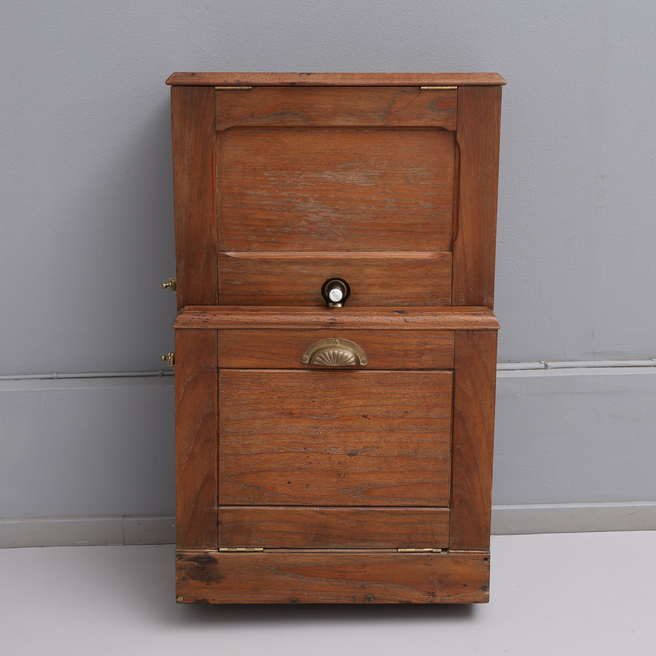 HANDFAT MED VATTENTANK FÖR MARINT BRUK/SHIP WASH BASIN, mahogny och mässing.