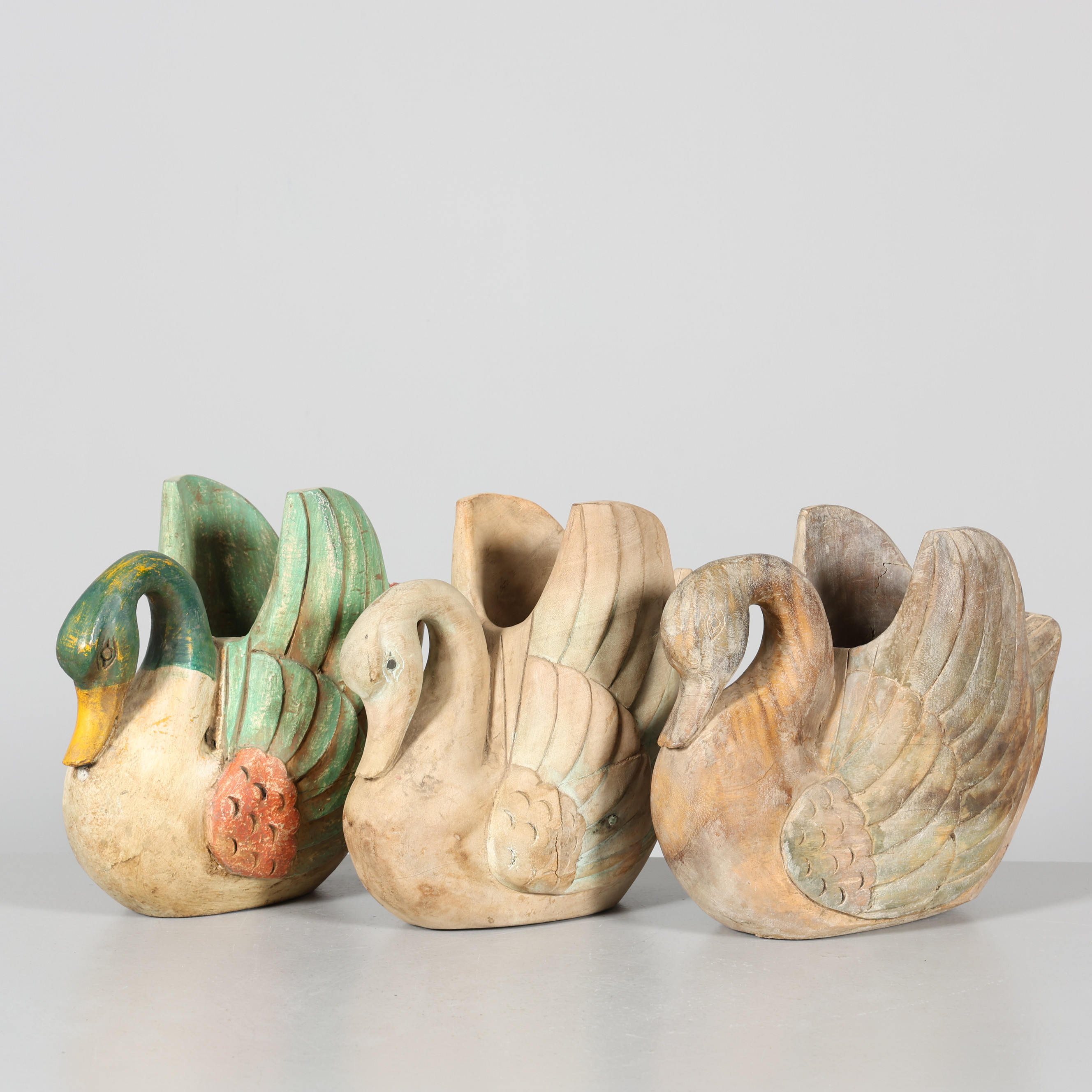 SKULPTURER, 3 st, svanar, trä, delvis bemålade.