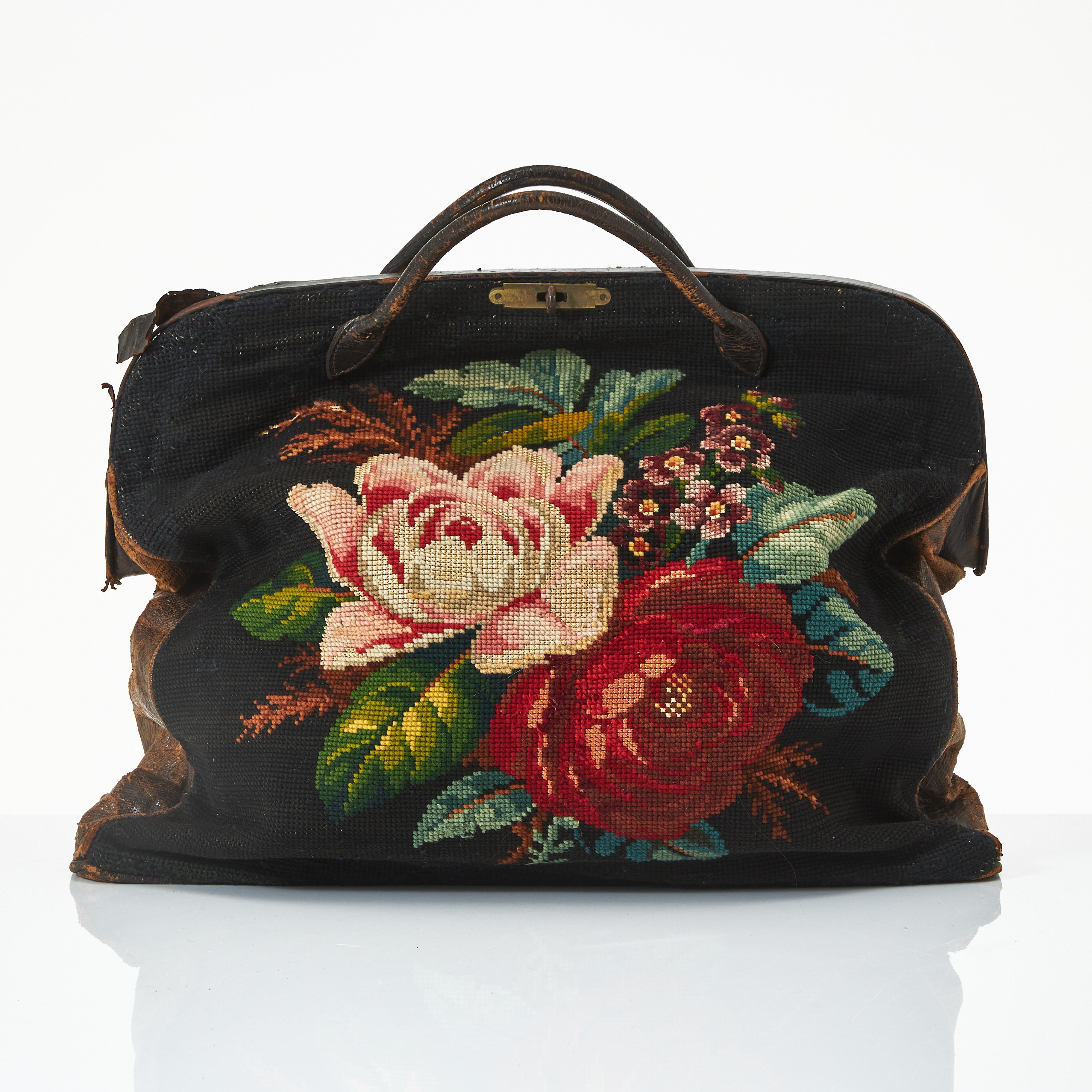 RESVÄSKA, nattsäck, 1800-talets fjärde kvartal, läder, framsida med korsstygnsbroderi på stramalj, dekor av rosor och förgätmigej, upptill med bygel, invändigt med randigt bomullstyg.