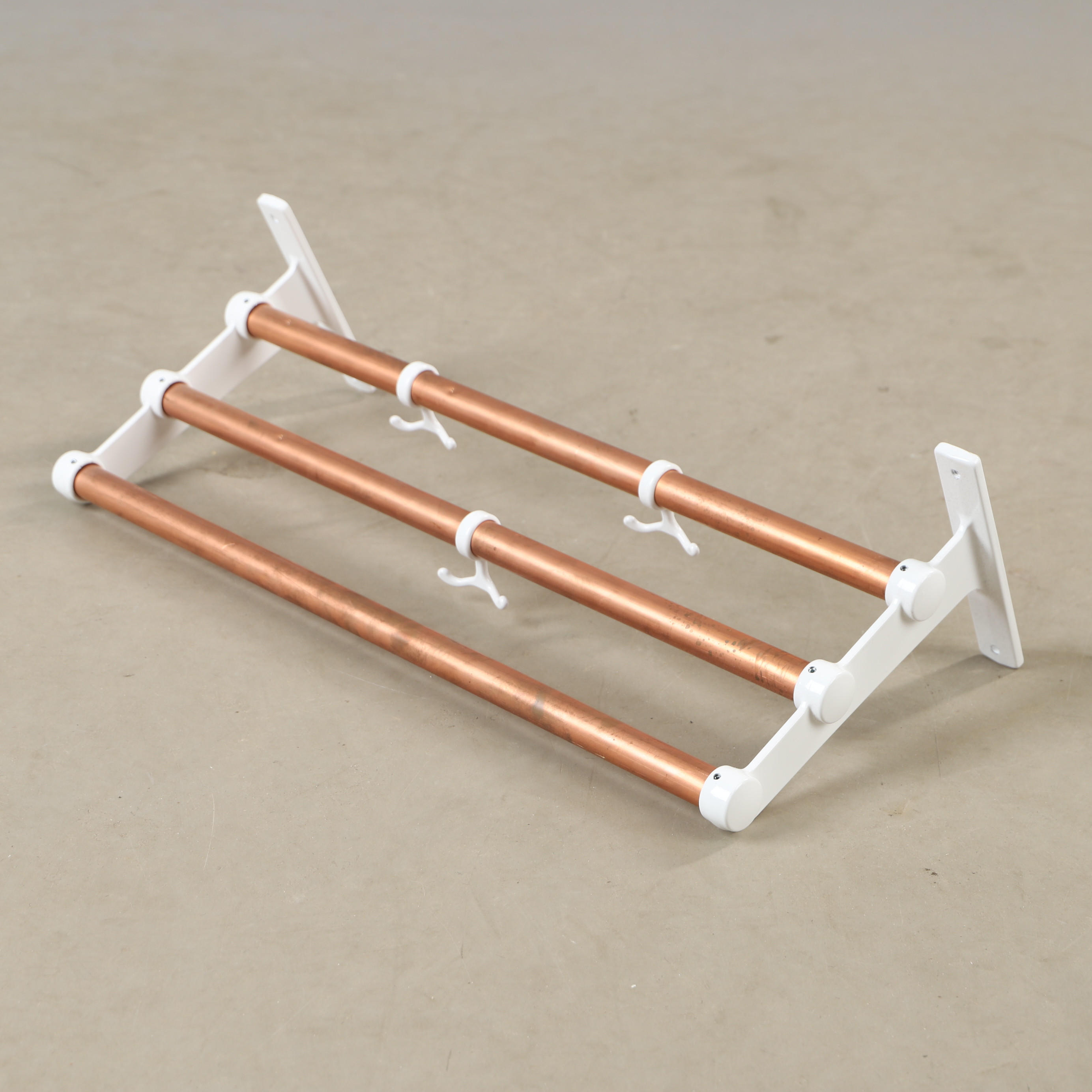 GUNNAR BOLIN. Hatthylla, koppar och vitlackerad metall, Essem design, samtida.