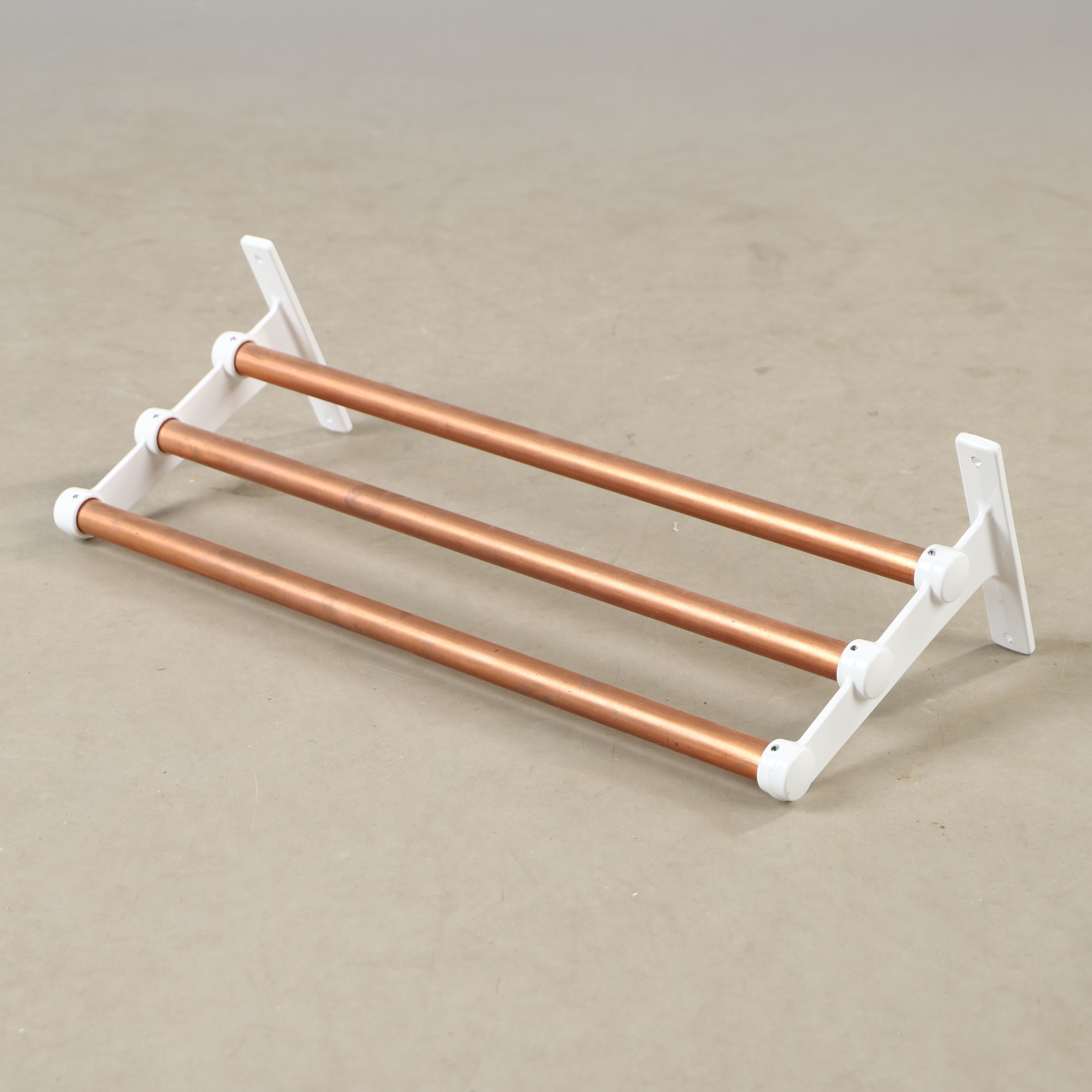 GUNNAR BOLIN. Hatthylla, koppar och vitlackerad metall, Essem design, samtida.