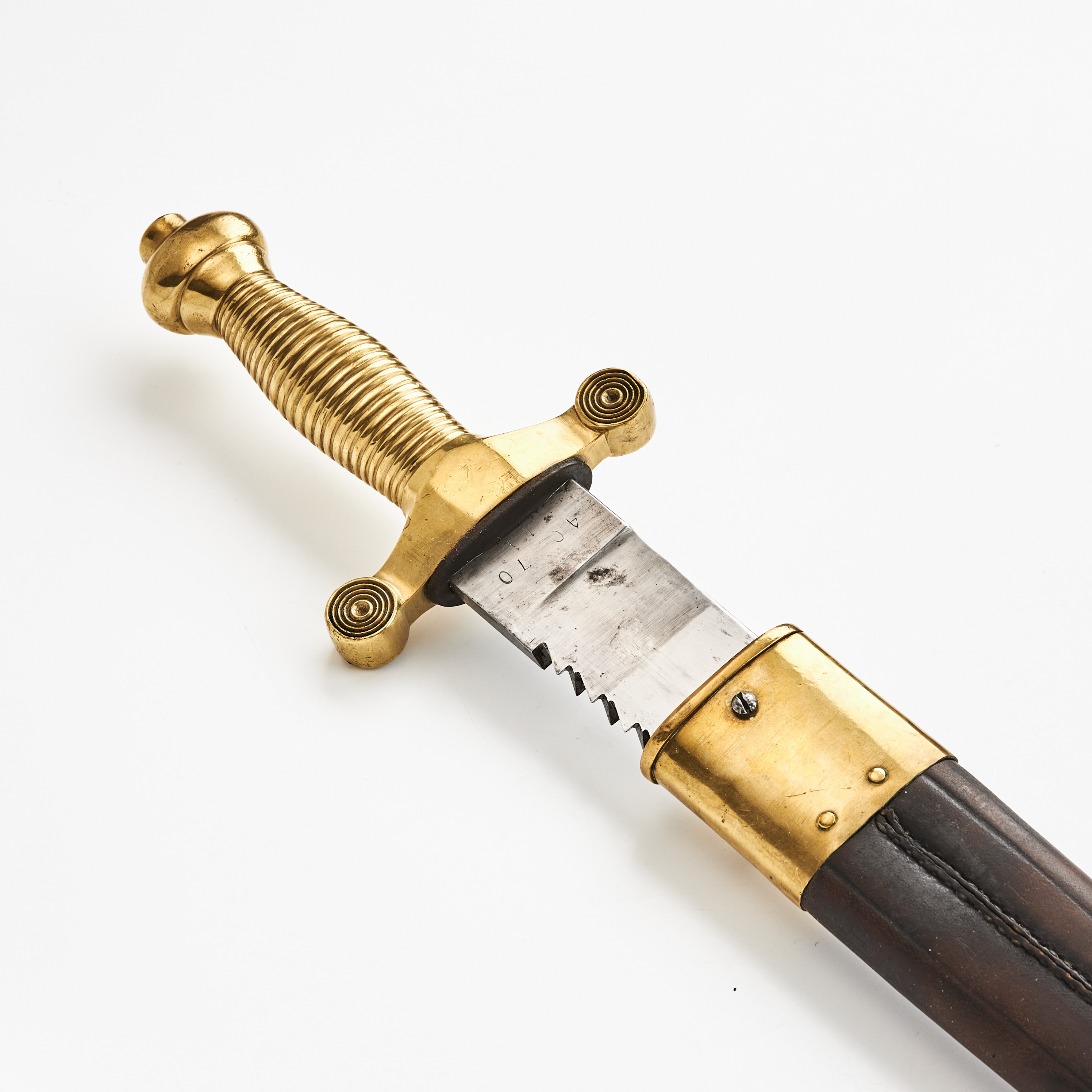 FASKINKNIV, schweizisk, m 1842/52, korsformat mässingsfäste, sågtandad klinga, numrerad 40 70, läderbalja med mässingsbeslag.