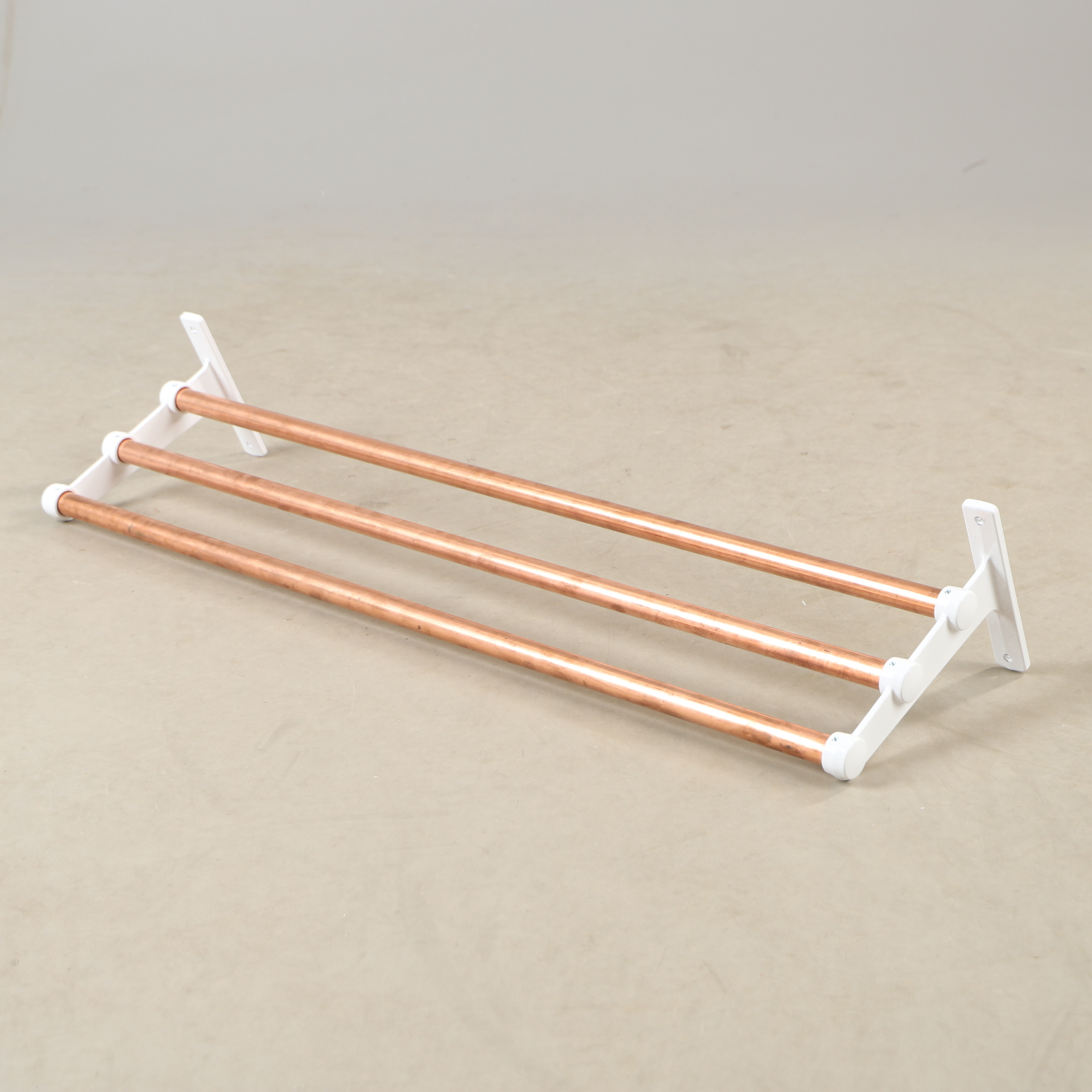 GUNNAR BOLIN. Hatthylla, koppar och vitlackerad metal, Essem design, samtida.