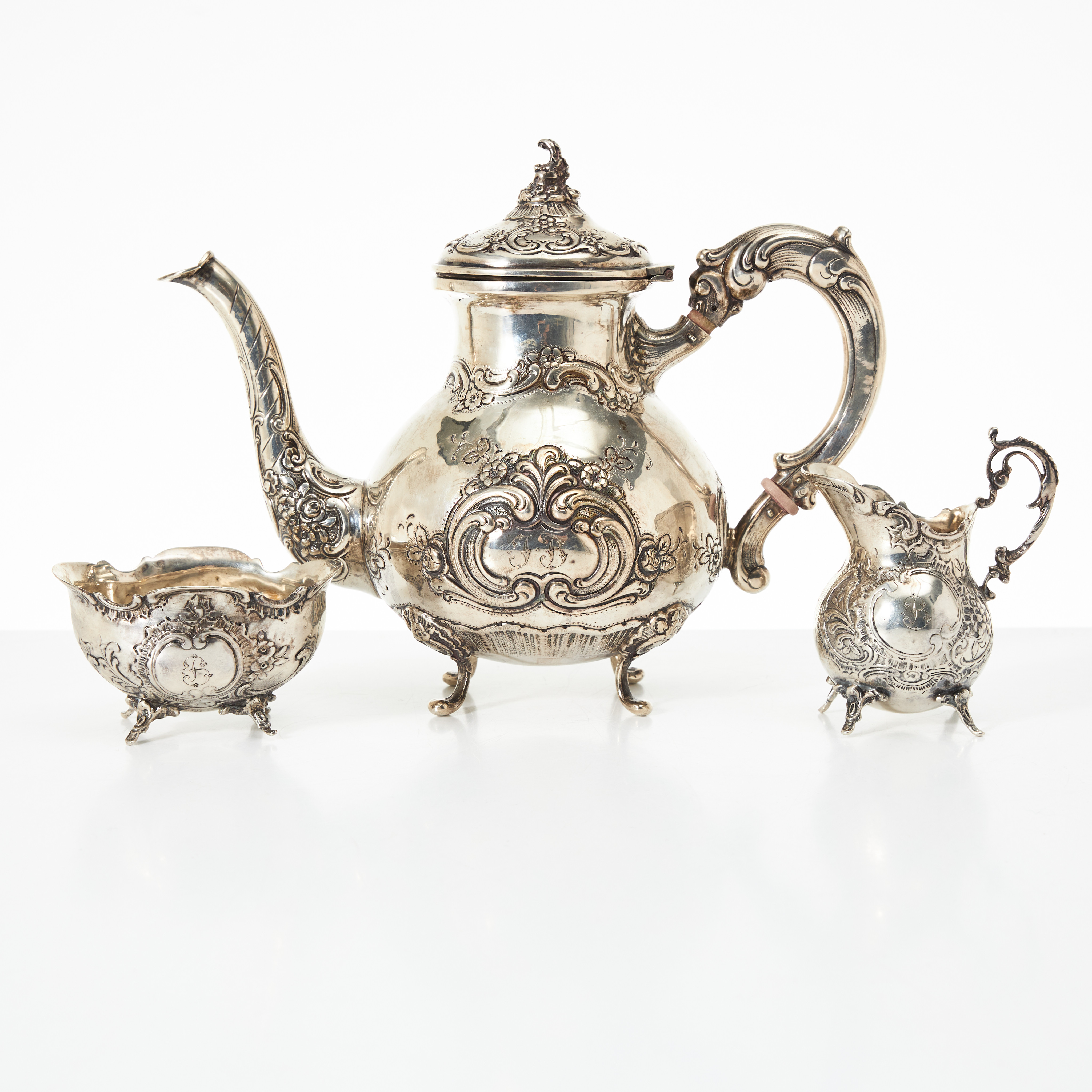 KAFFESERVIS, 3 delar, silver, rokokostil, stämplade med svenska importstämplar.