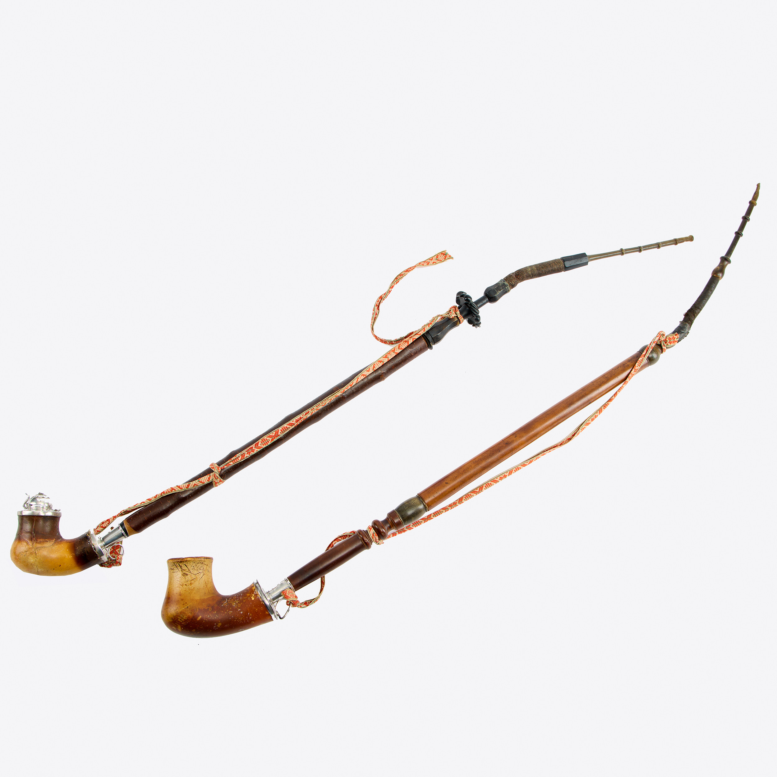 SJÖSKUMSPIPOR, med silverbeslag, två stycken, 1800-talets första hälft.