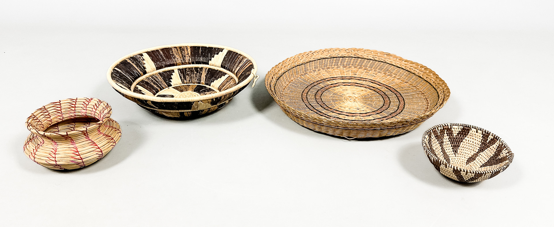 KORGAR, 4 st, Ah.Tah.Thi.Ki, native, Nord Amerika, 1900-tal.