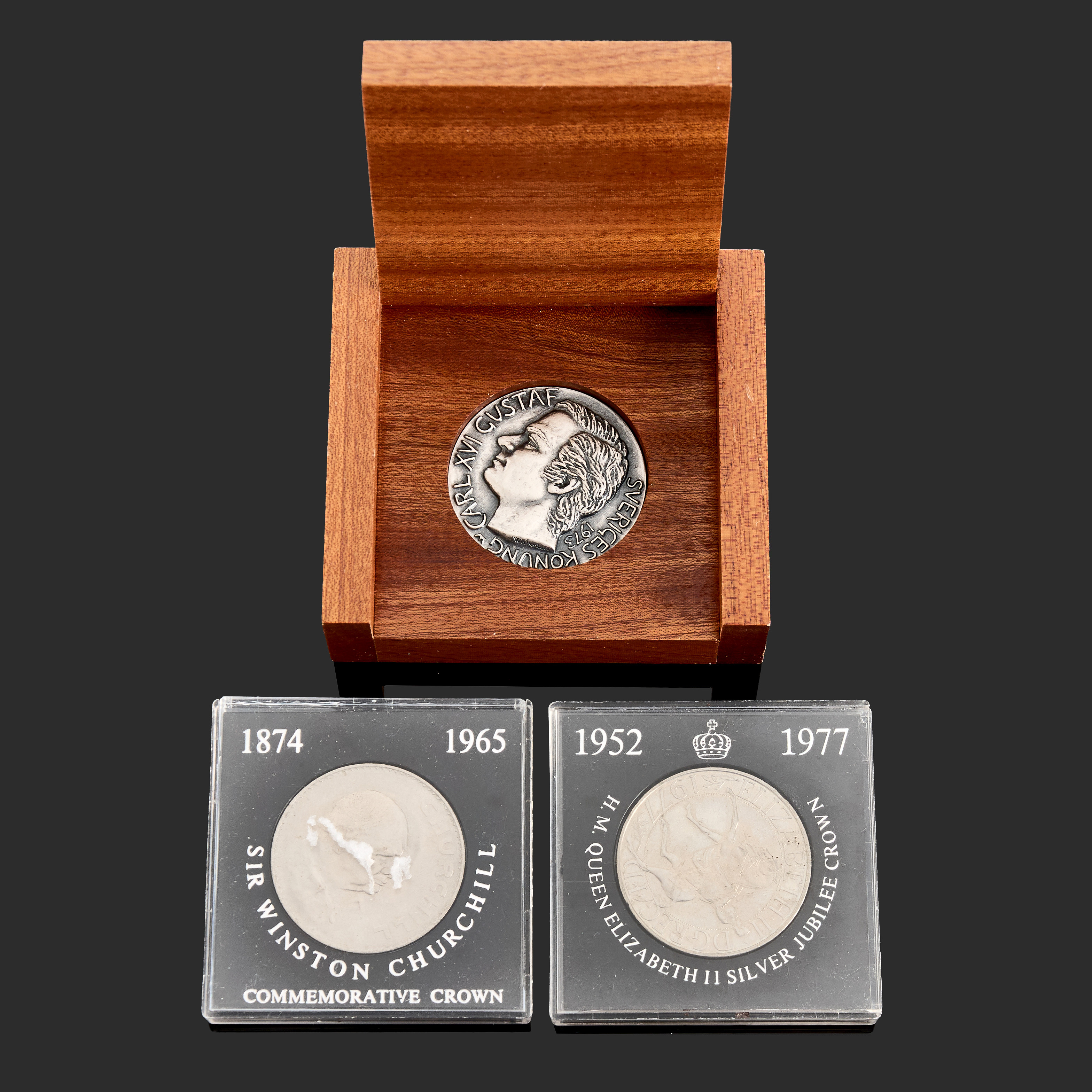 MEDALJ, silver Carl XVI Gustaf 1975. Sporrong. + ENGELSKA MINNESMEDALJER, 2 st.
