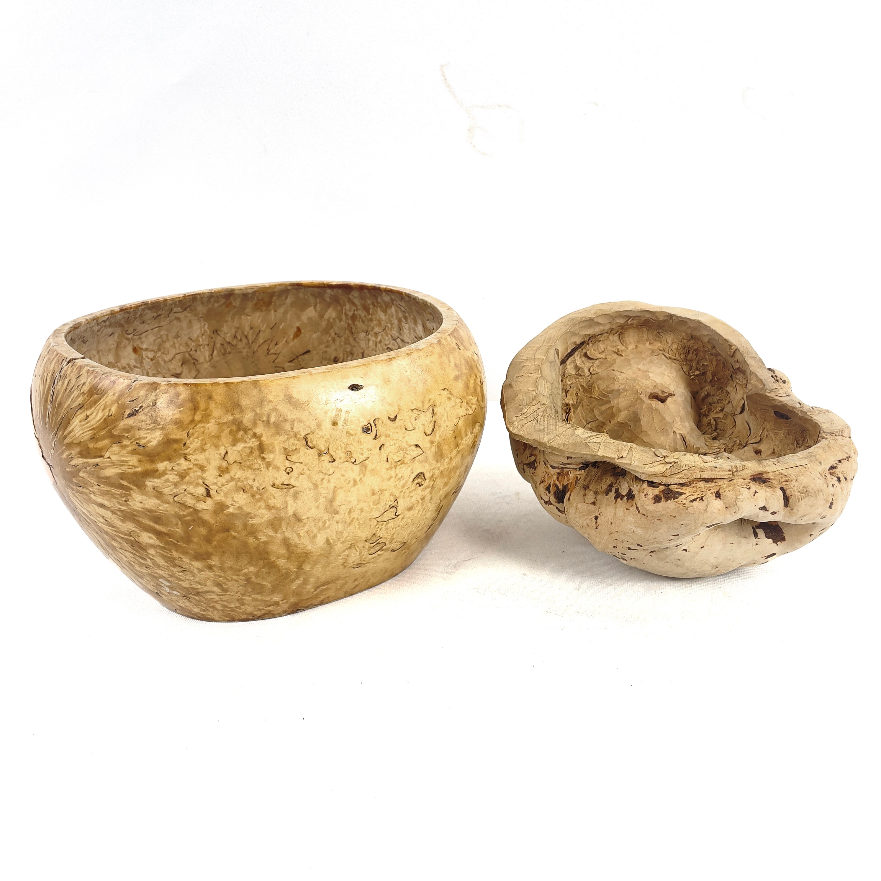 VRILSKÅLAR, 2 st, varav en signerad E. E. Sjönell.