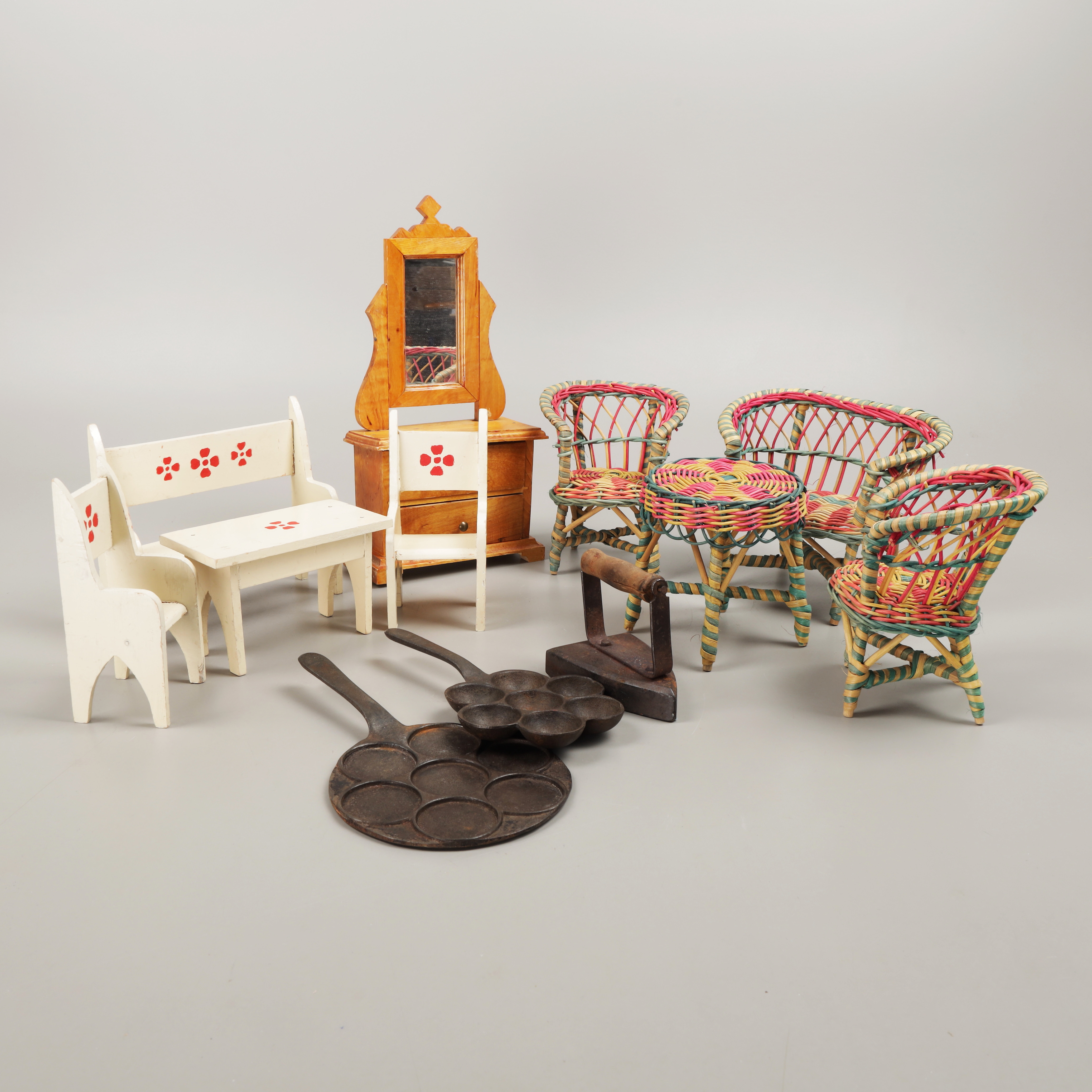 DOCKMÖBLER, 12 delar, 1900-talets mitt.