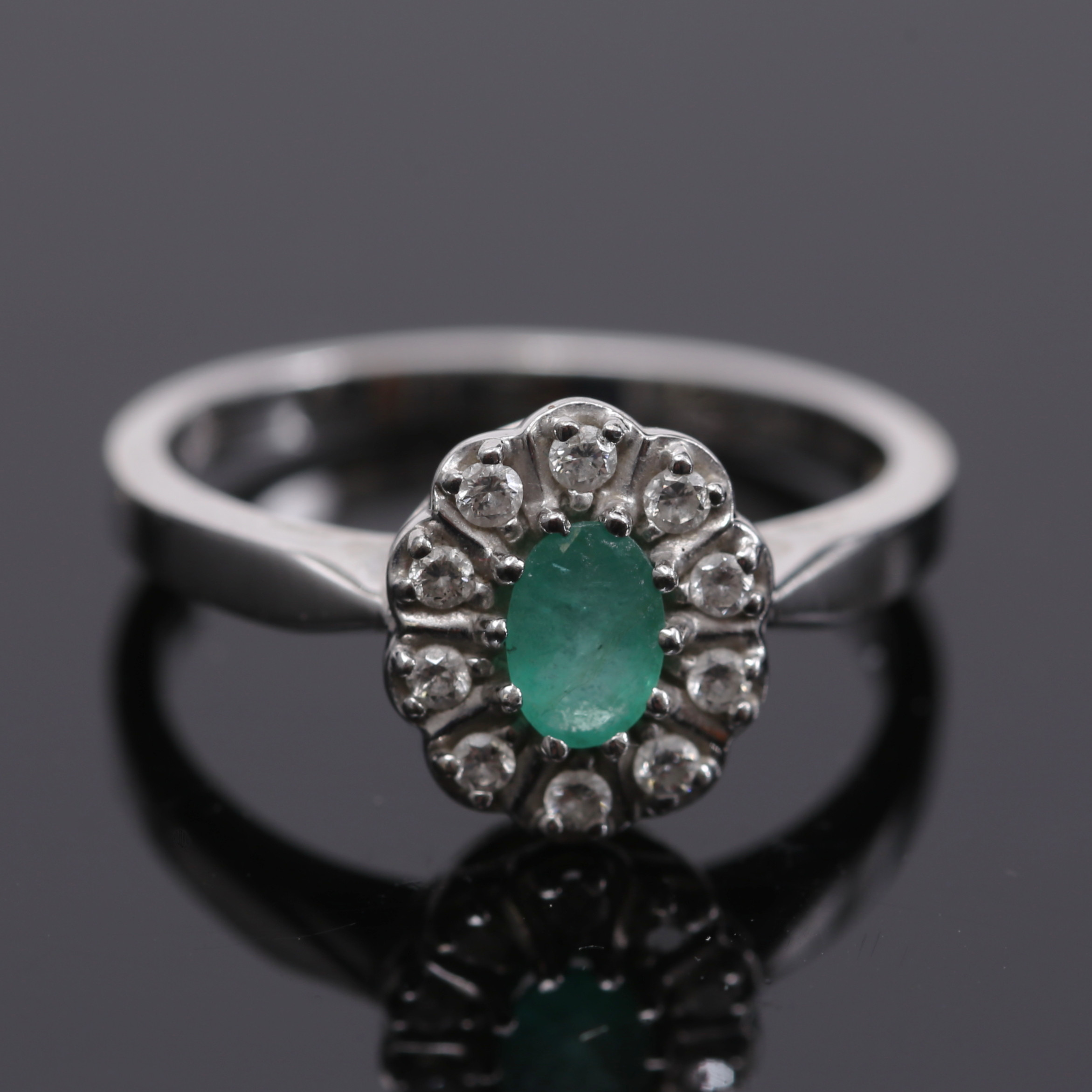 RING 18 k vitguld med stenar, GFAB, 4,40 gram.