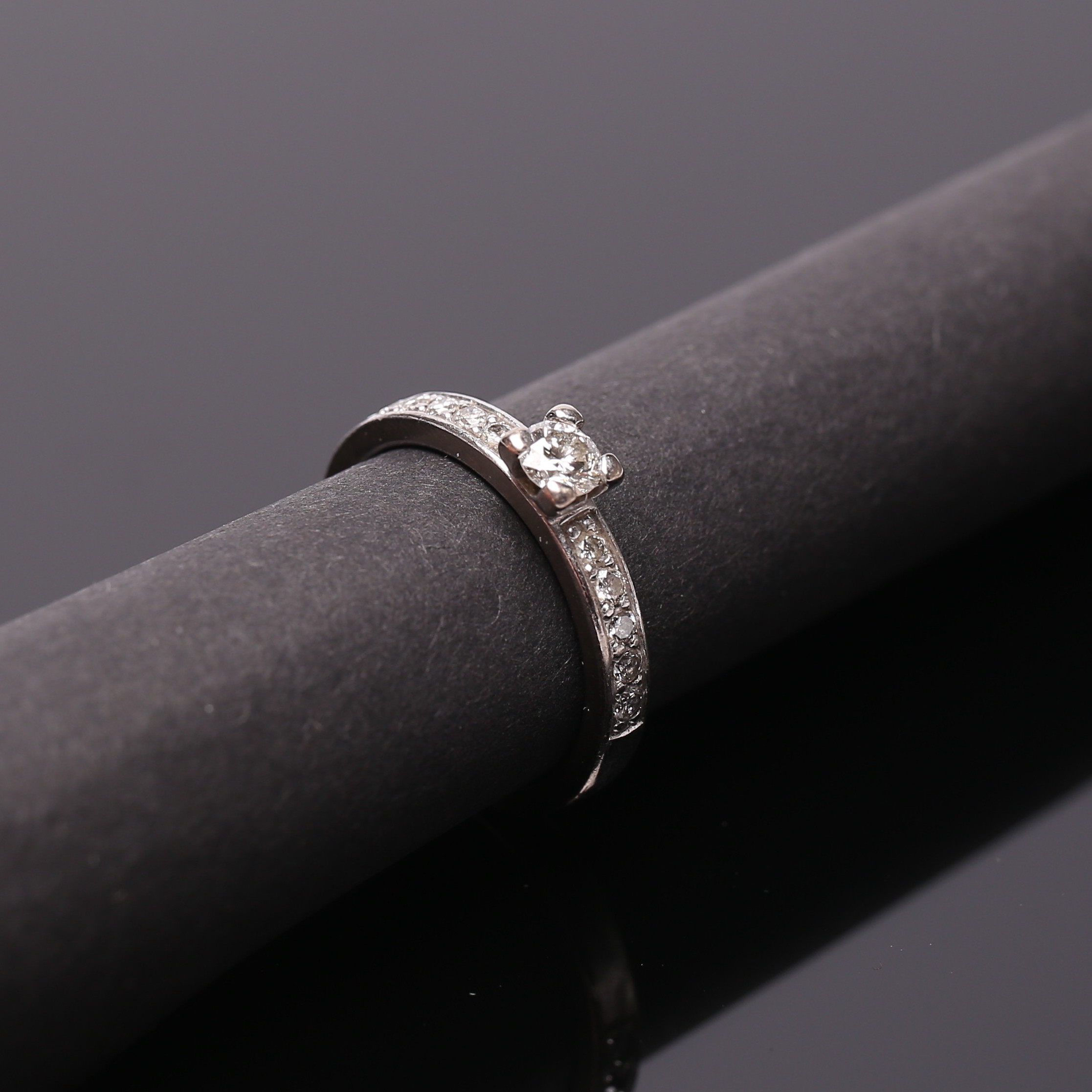 RING, Vitguld, 18k, Med diamanter, ca 0,45CT, vikt cirka 4,5 gram.