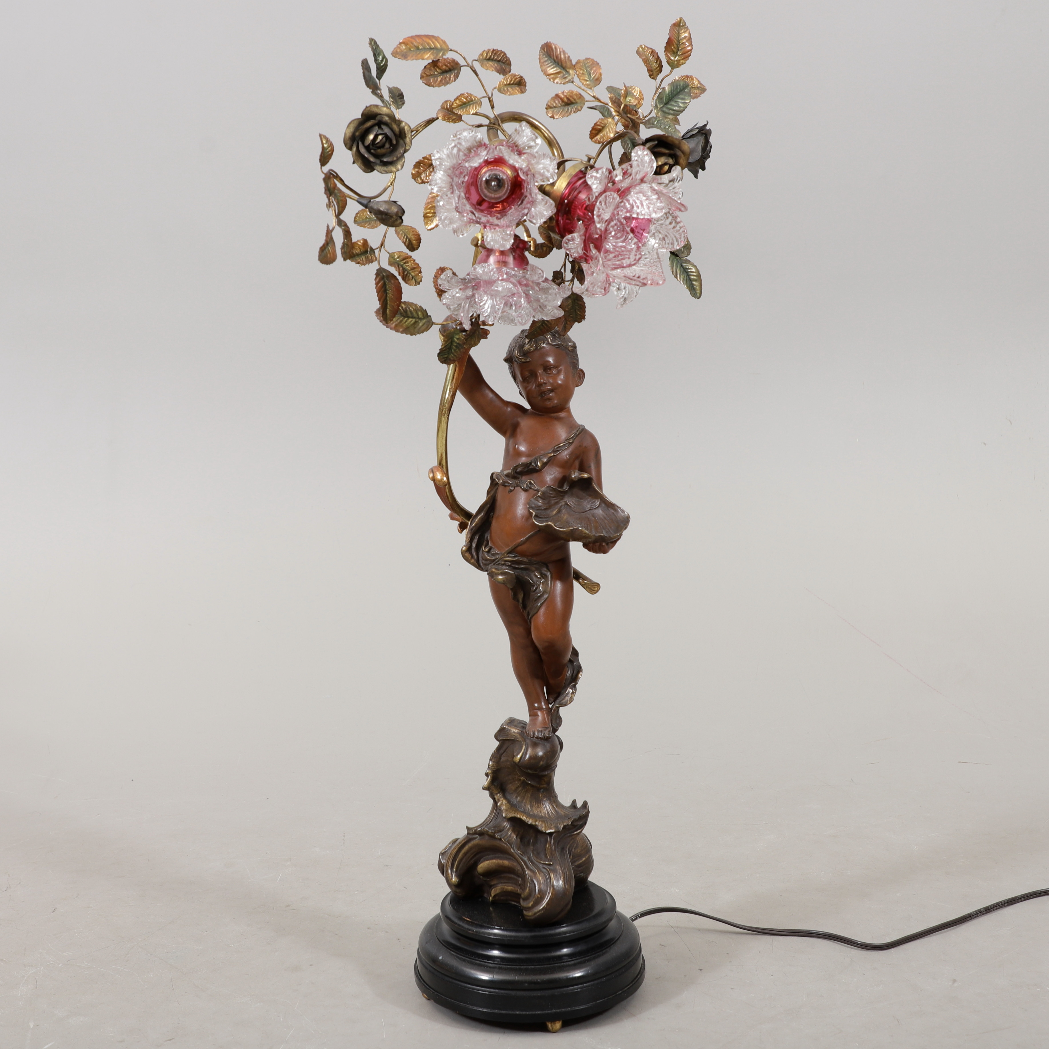 BORDSLAMPA med blommor i glas, brons/metall, rokokostil, 1900-talets mitt.