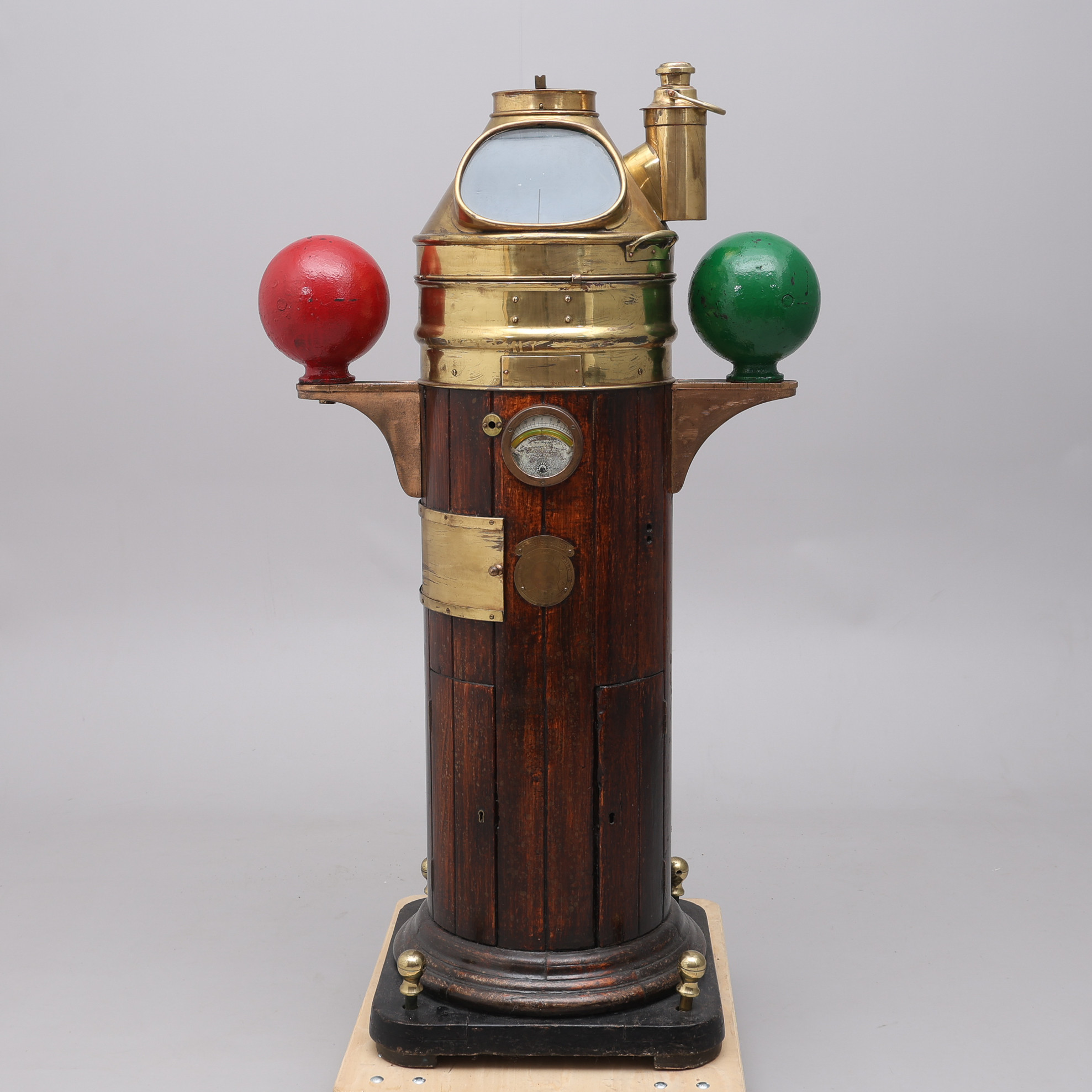 KOMPASS OCH NAKTERHUS/COMPASS AND BINNACLE, Kelvin, Bottomley & Baird Ltd. Glasgow. Mässing, trä, och stål.