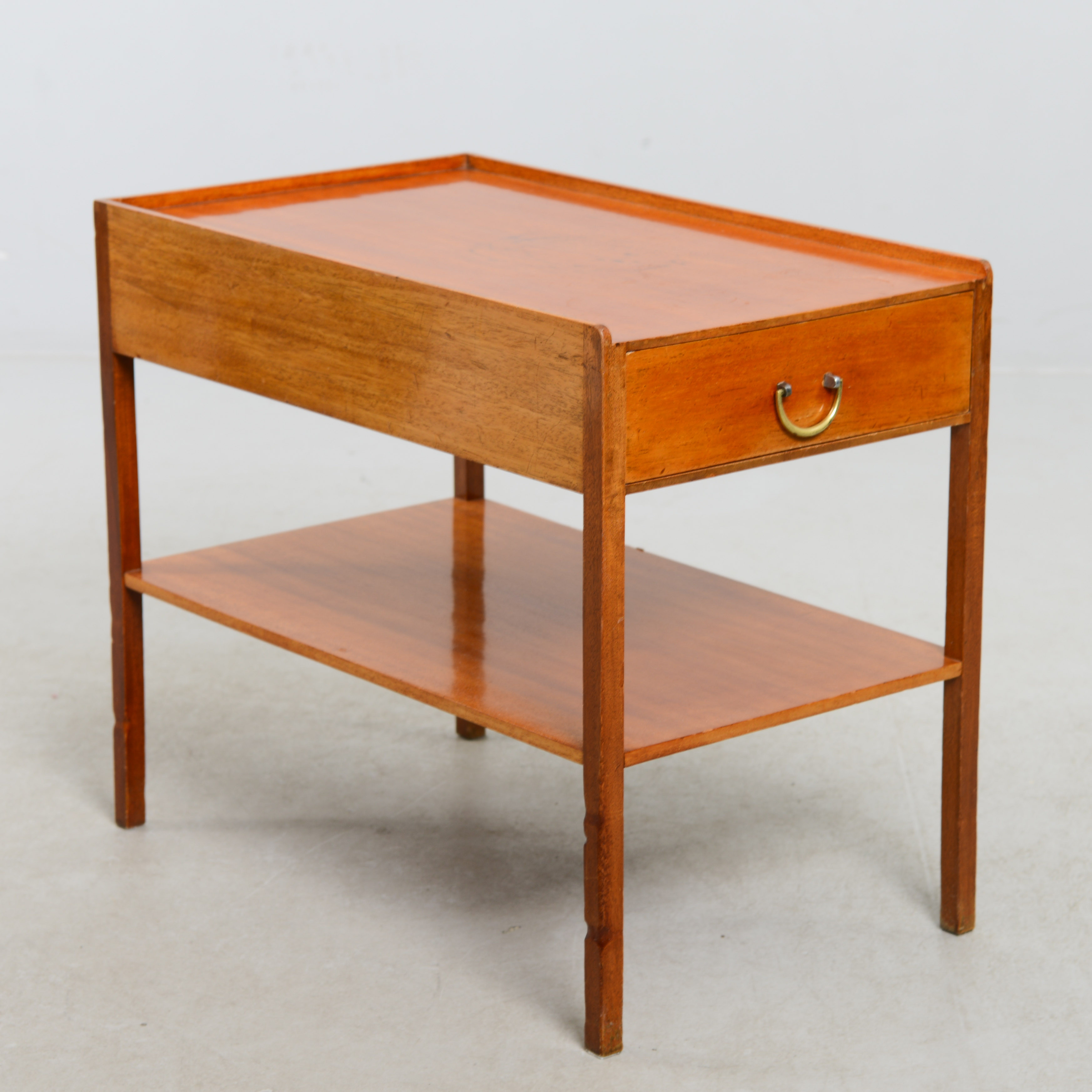 JOSEF FRANK. Nattduksbord, modell nr 914, för Firma Svenskt Tenn, 1900-talets andra del.