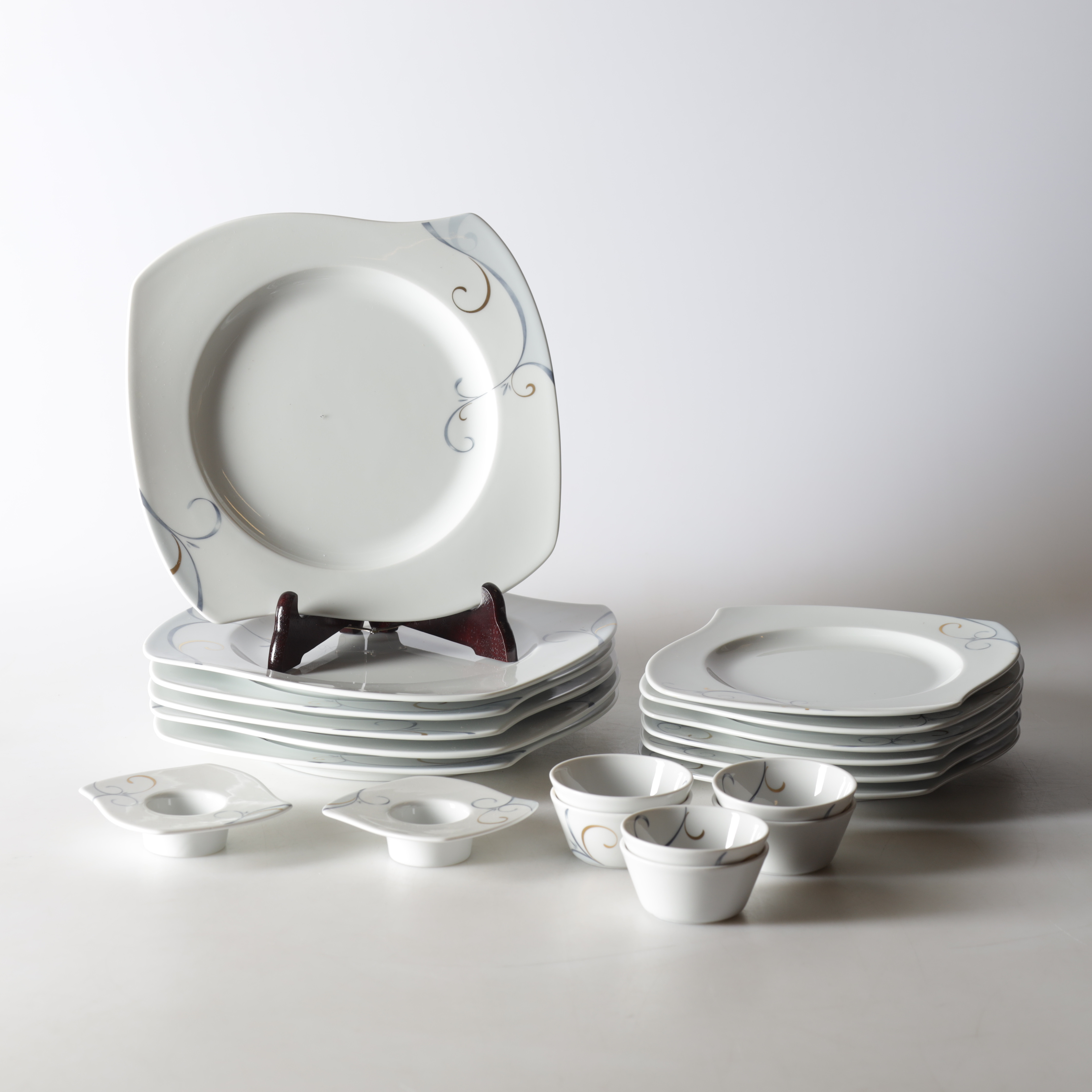 SERVISDELAR, 20 delar, porslin, "Victoria", Anne Rooslien för Fyrklövern.