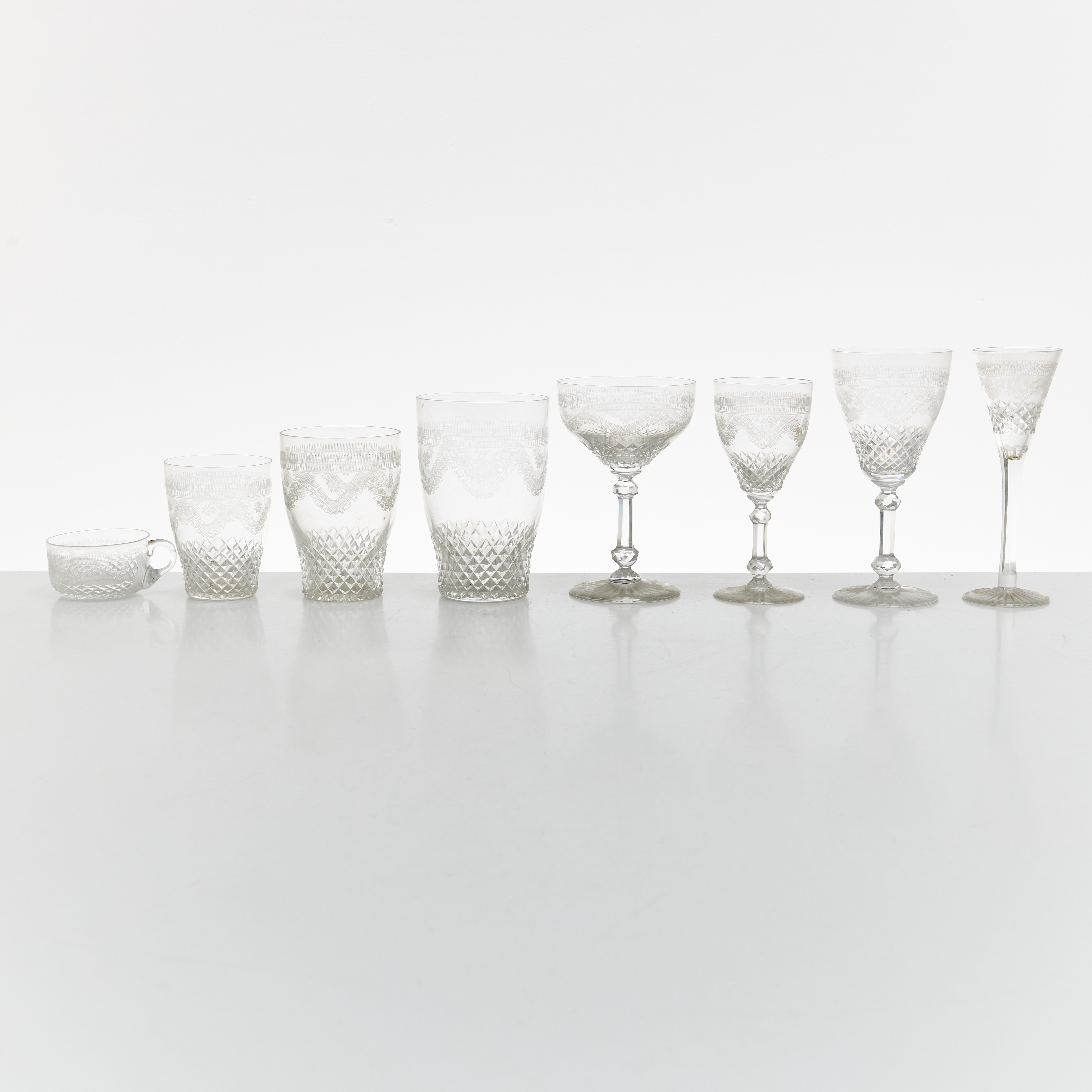 GLASSERVIS, 35 dlr., 1900-talets första hälft, glas, slipad dekor.