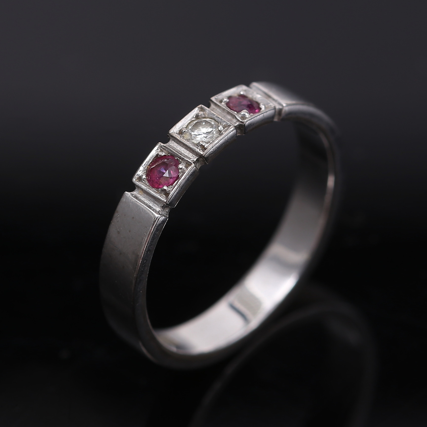 RING med stenar, 18 k vitguld, GD & Co Västervik, 4,25 gram, 1979.