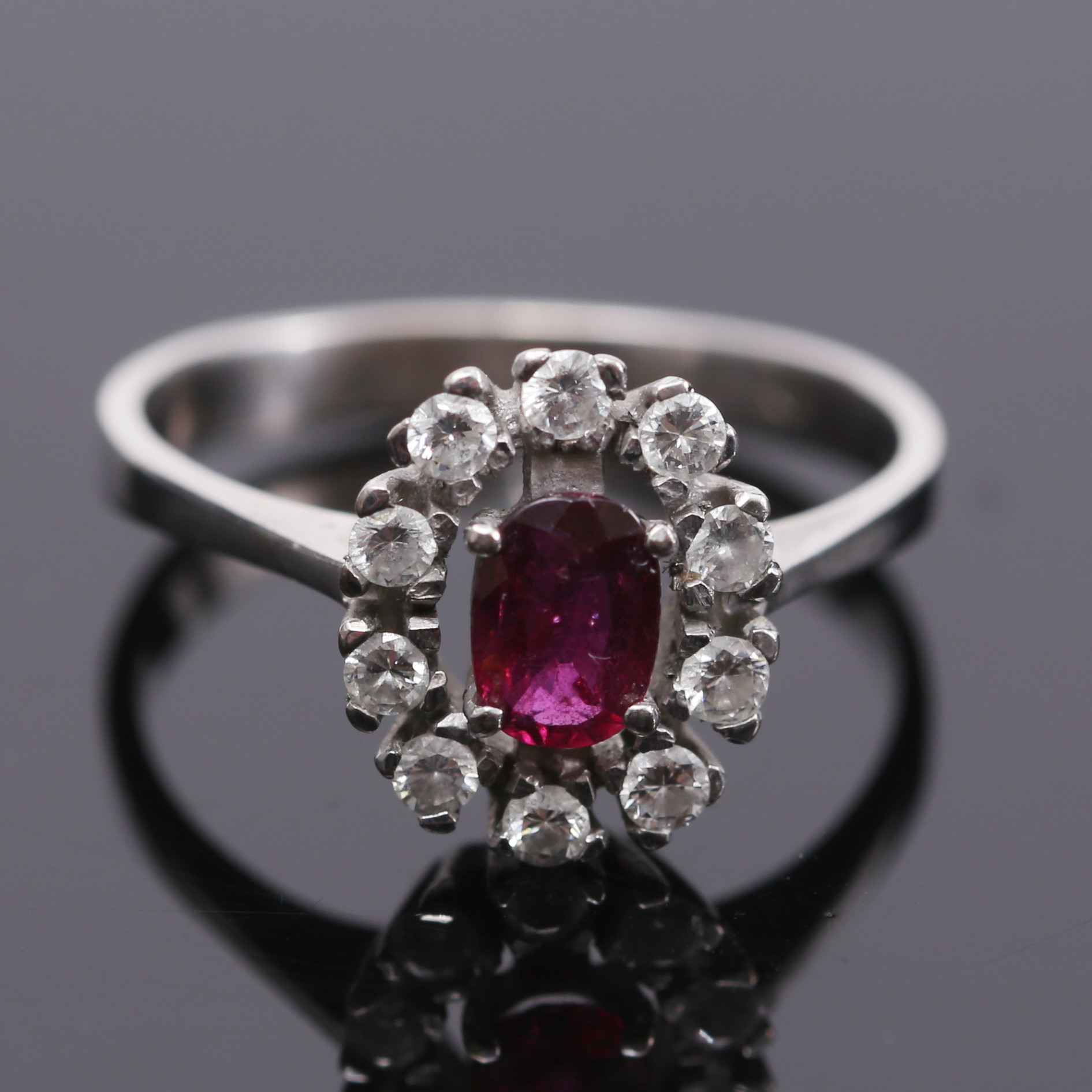 RING, 18 k vitguld med diamanter samt rubin, 4,37 gram.