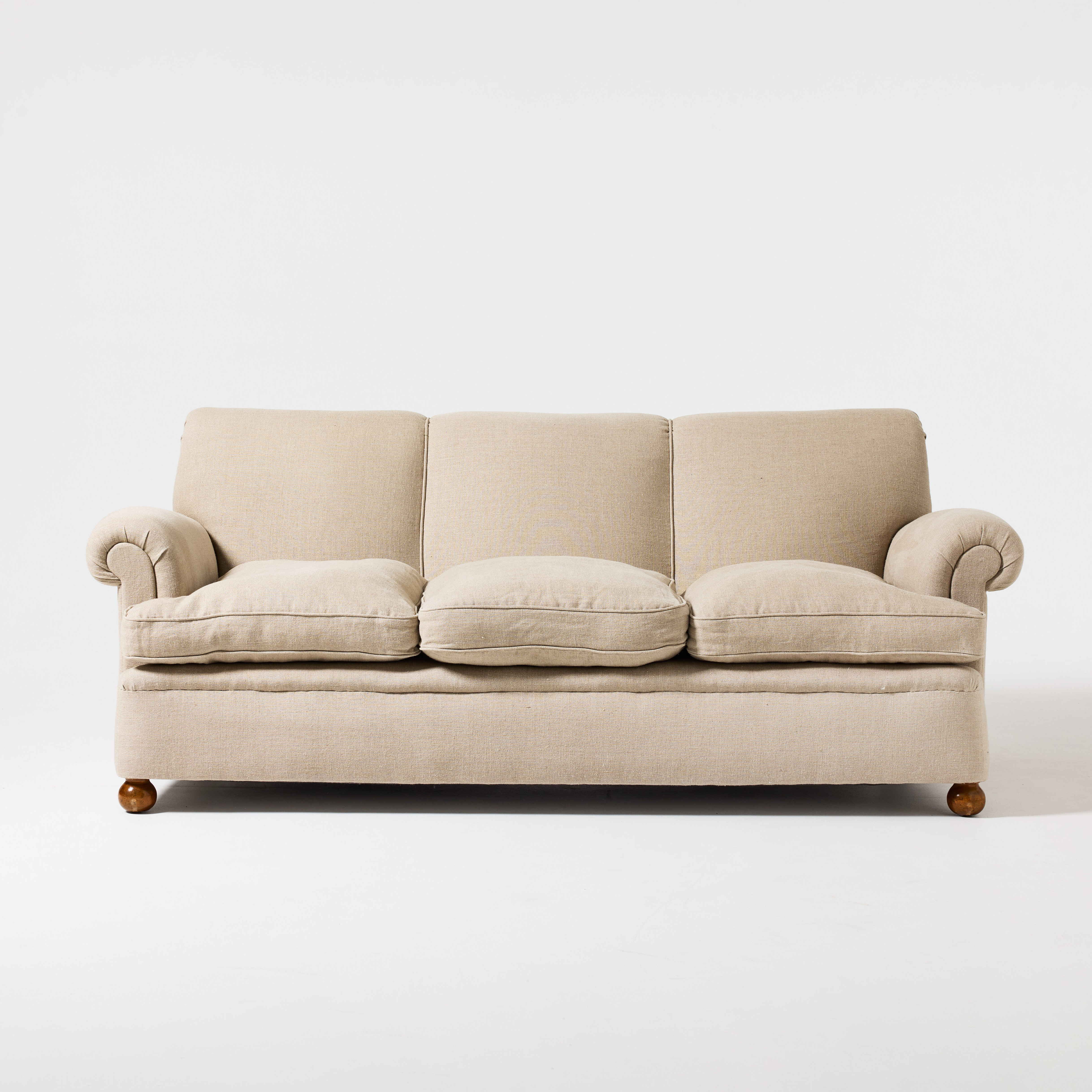 JOSEF FRANK. Soffa, Firma Svenskt Tenn, modellnummer 703, klädd i ljus textil från William Morris & Co.