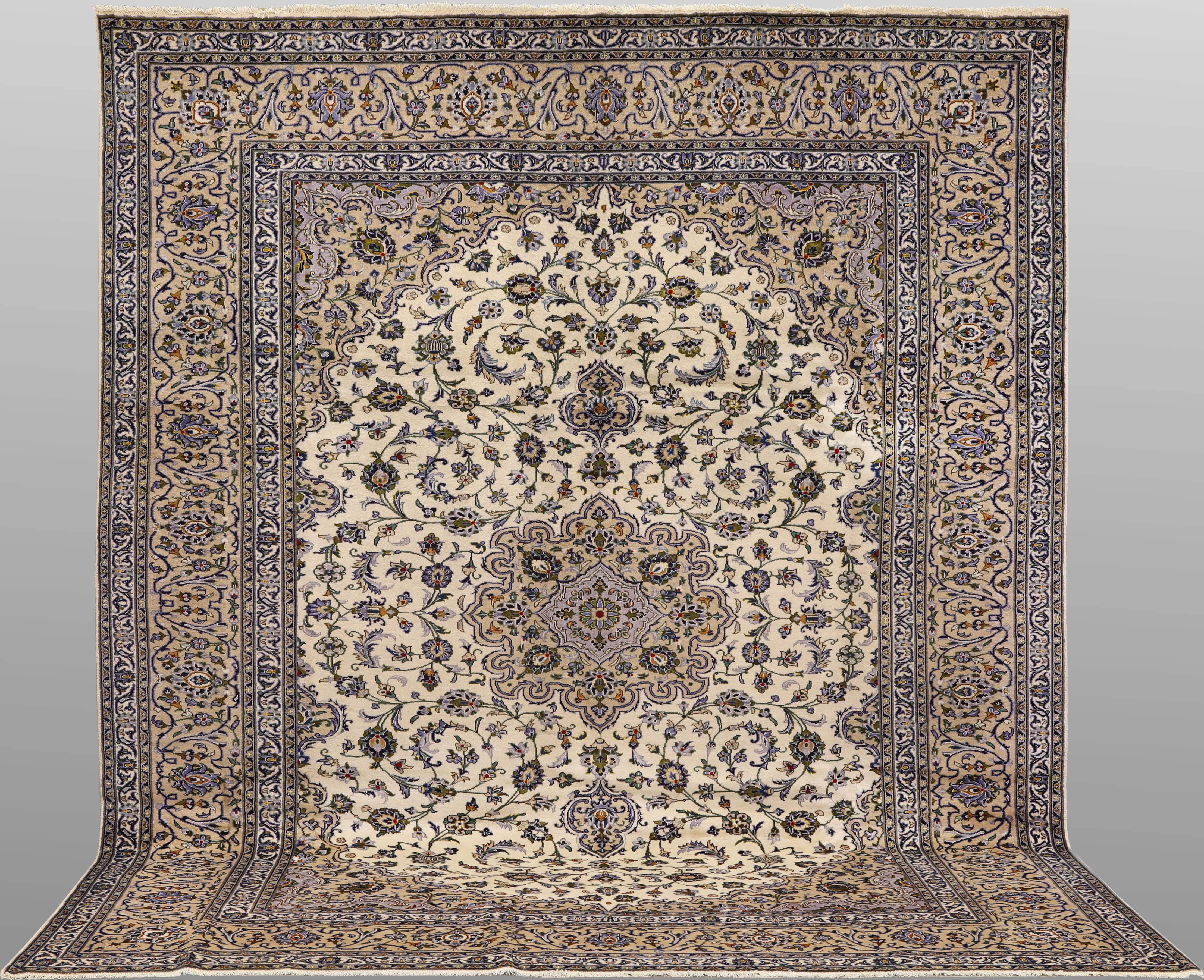 ORIENTMATTA. Ljus Keshan, 380 x 283 cm.