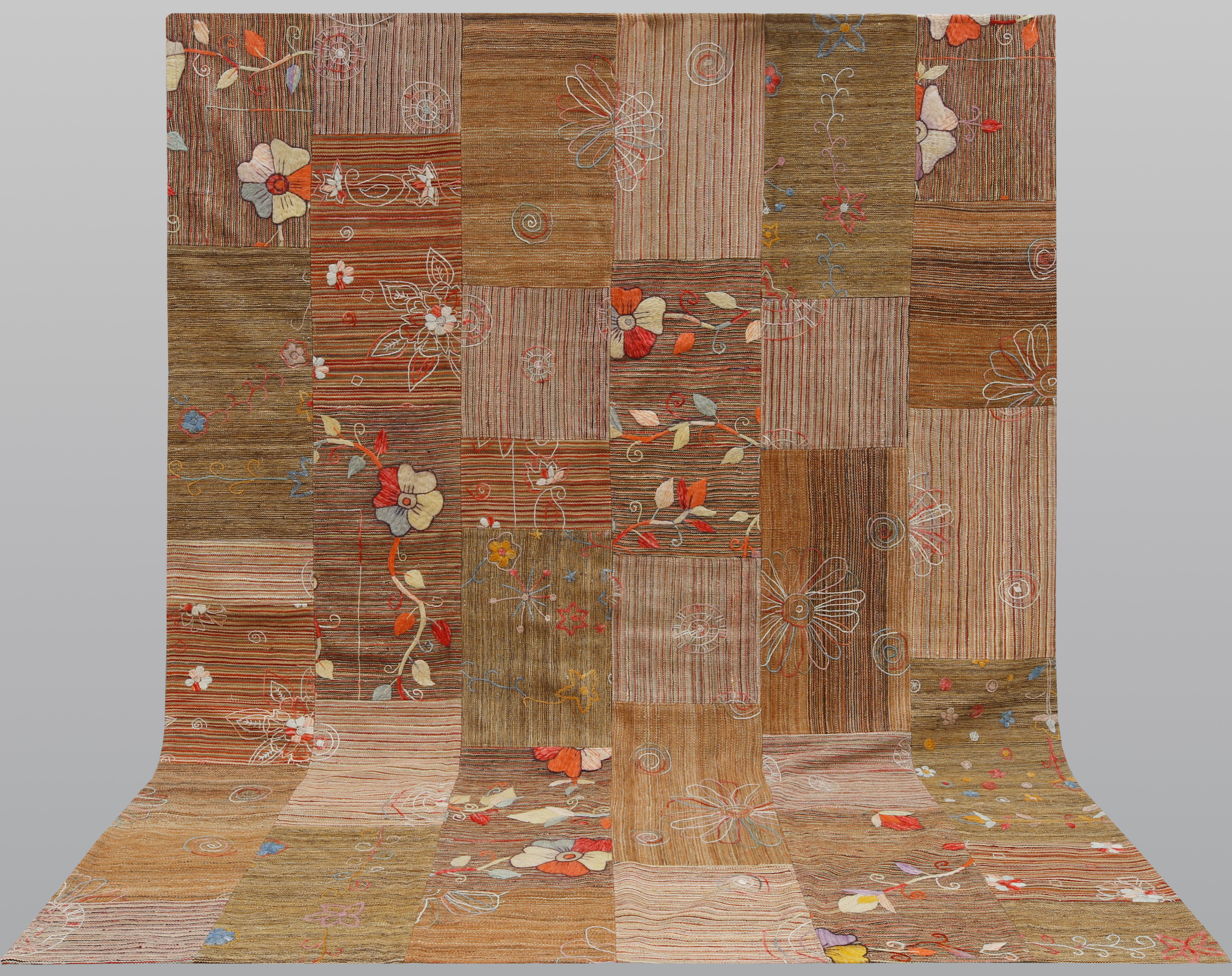 ORIENTMATTA. Kelim med handbroderad dekor, bomullsfodral på baksidan, 308 x 239 cm.