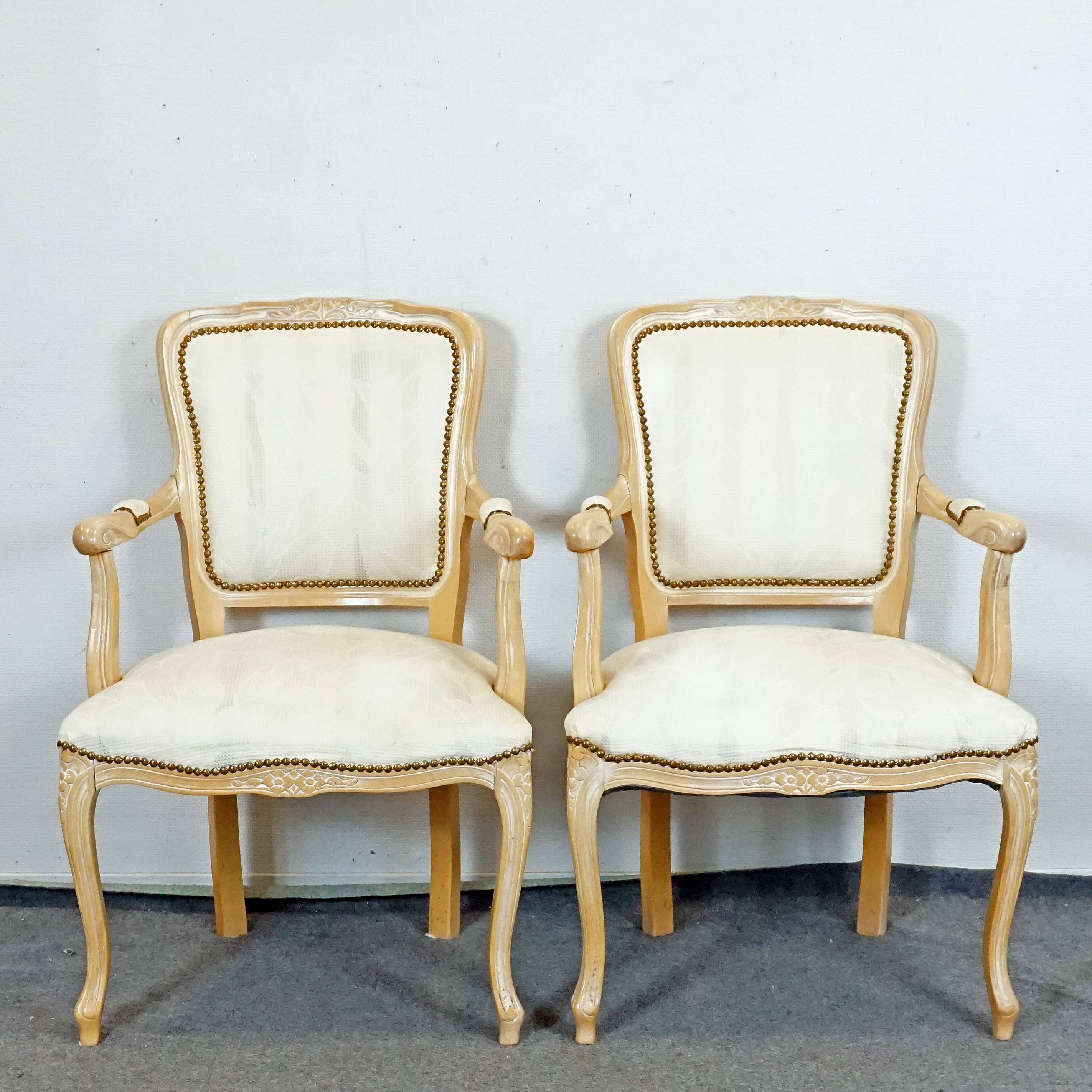 KARMSTOLAR, ett par, rokoko-stil, 1900-talets andra hälft.