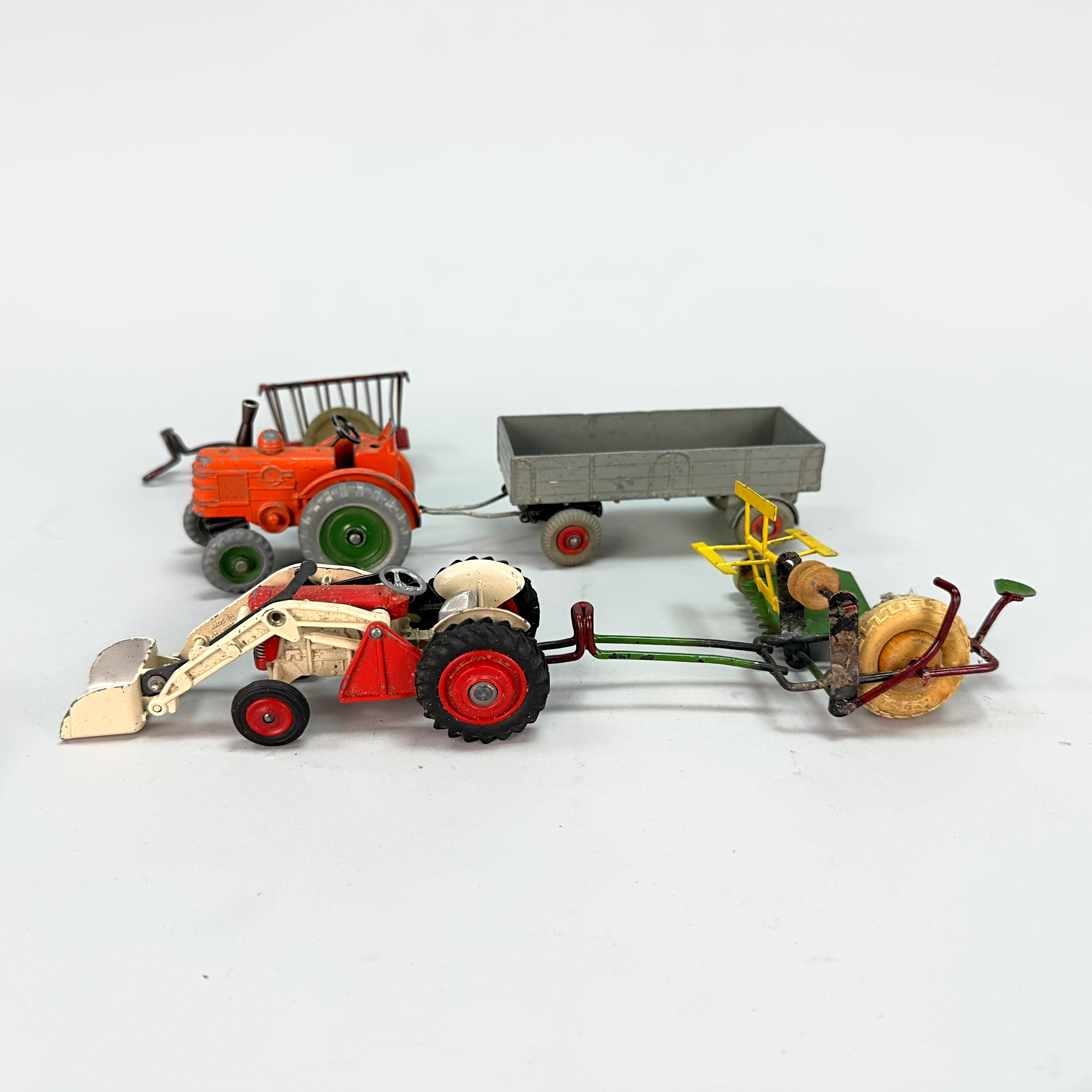 CORGI TOYS - Traktor, plåt med tillbehör DINKY TOYS - Traktor, plåt med tillbehör.